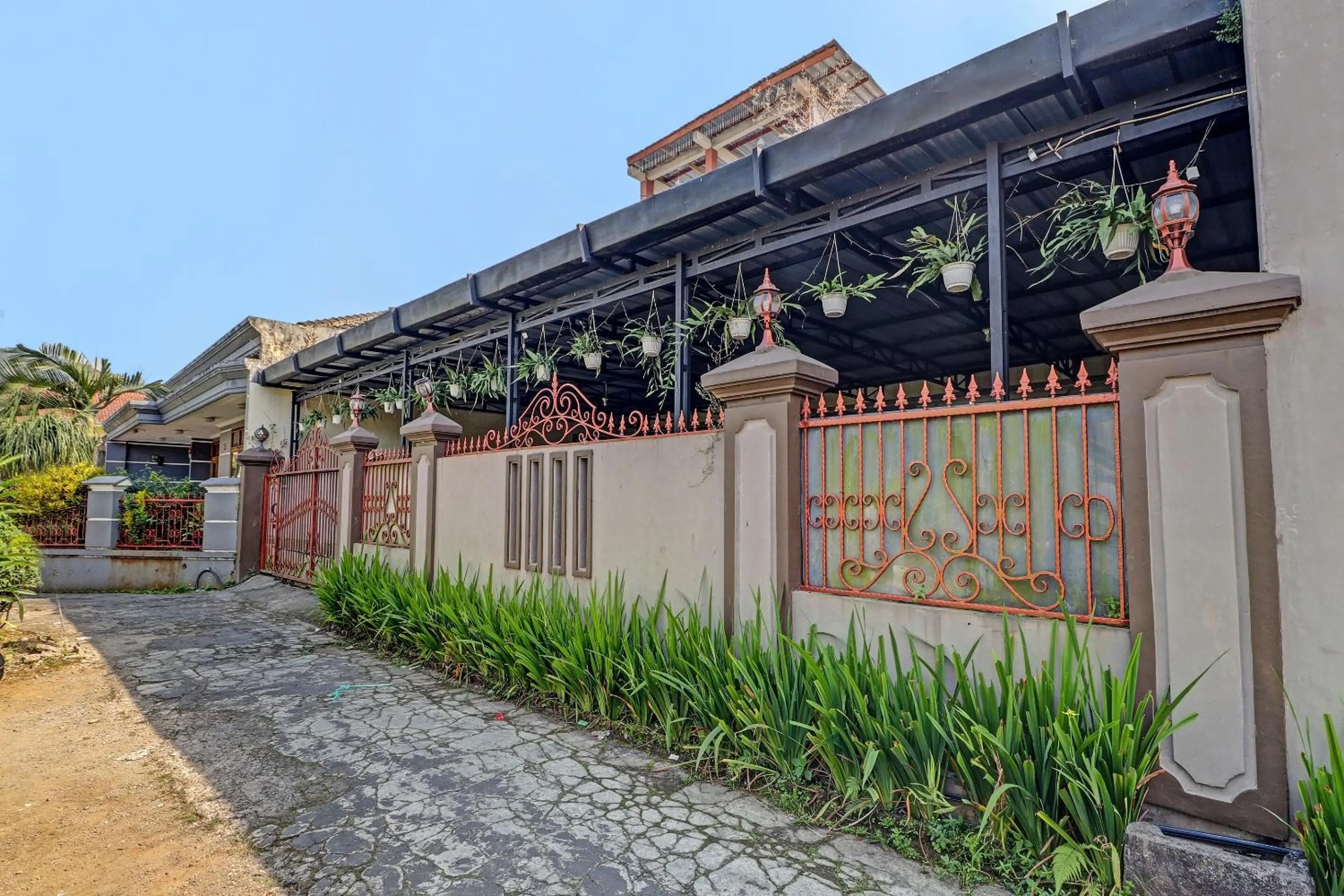 Facade/entrance in OYO Life 91480 Putridapisa Syariah