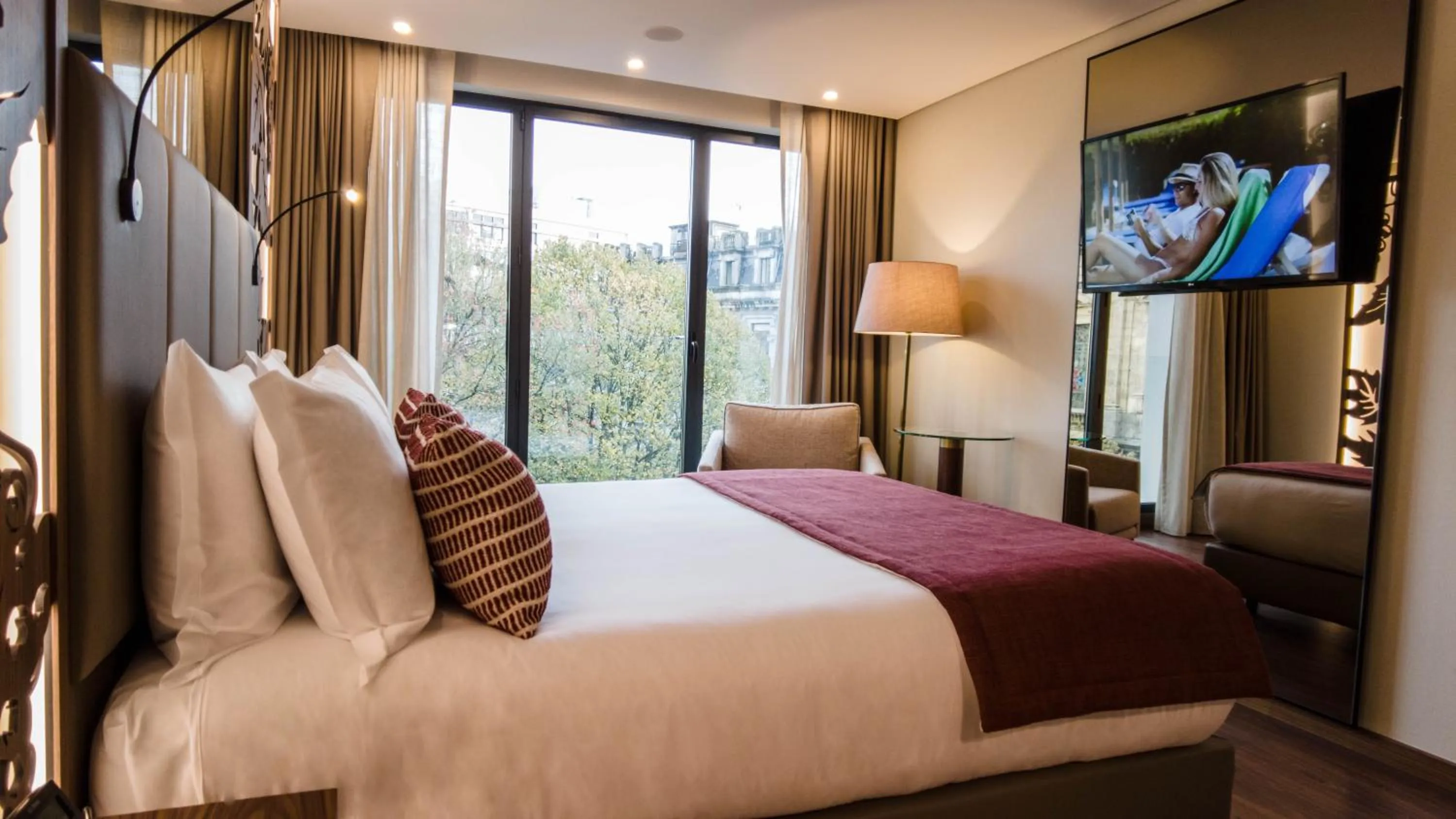 Bedroom, Bed in TURIM Oporto Hotel