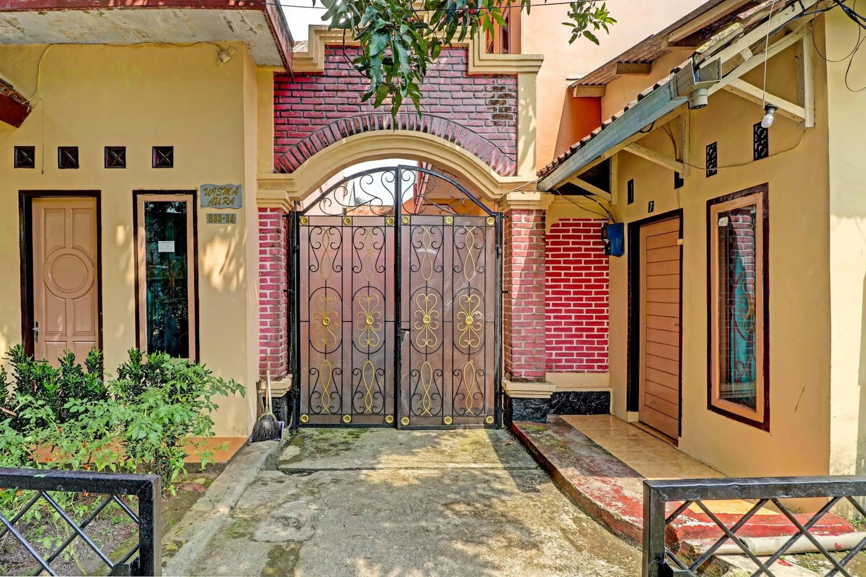 Facade/entrance in OYO Life 91478 Wisma Aura Syariah