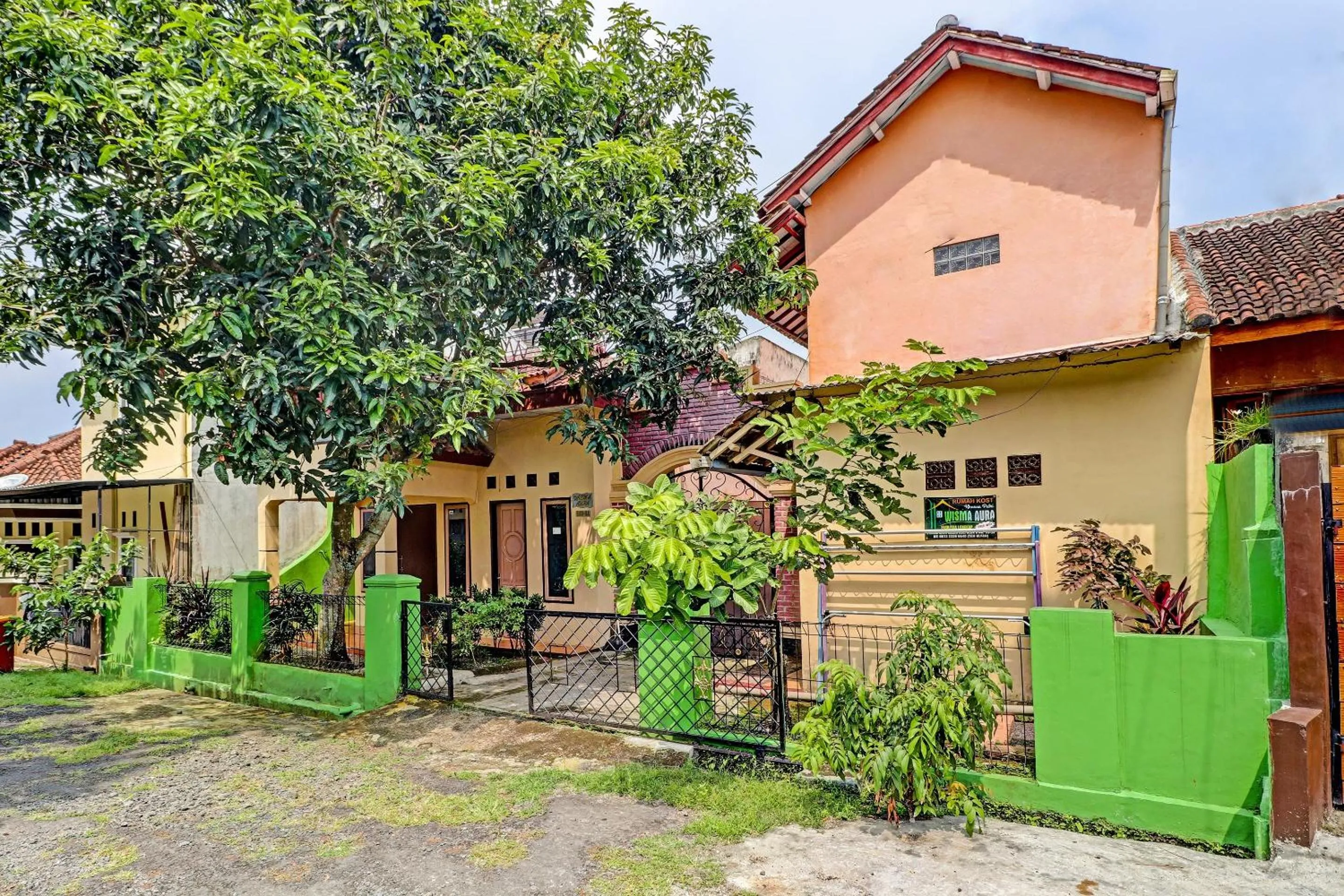 Facade/entrance in OYO Life 91478 Wisma Aura Syariah