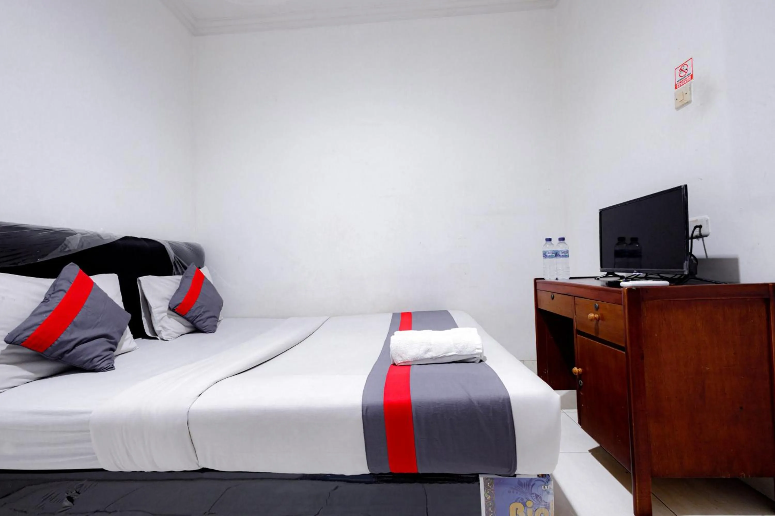 Bed in J&B Rooms Tomang Jakarta Mitra RedDoorz