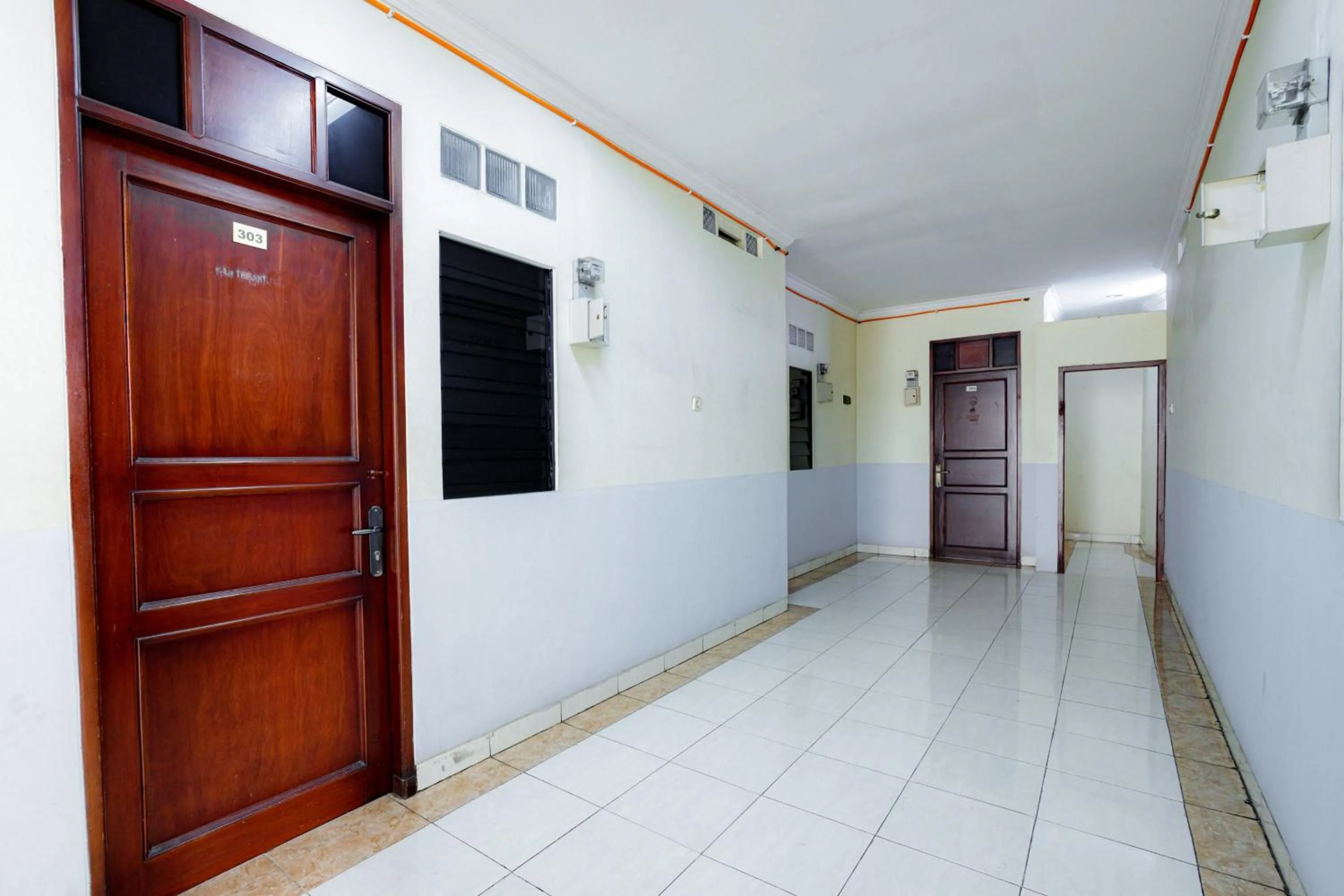 Property building in J&B Rooms Tomang Jakarta Mitra RedDoorz