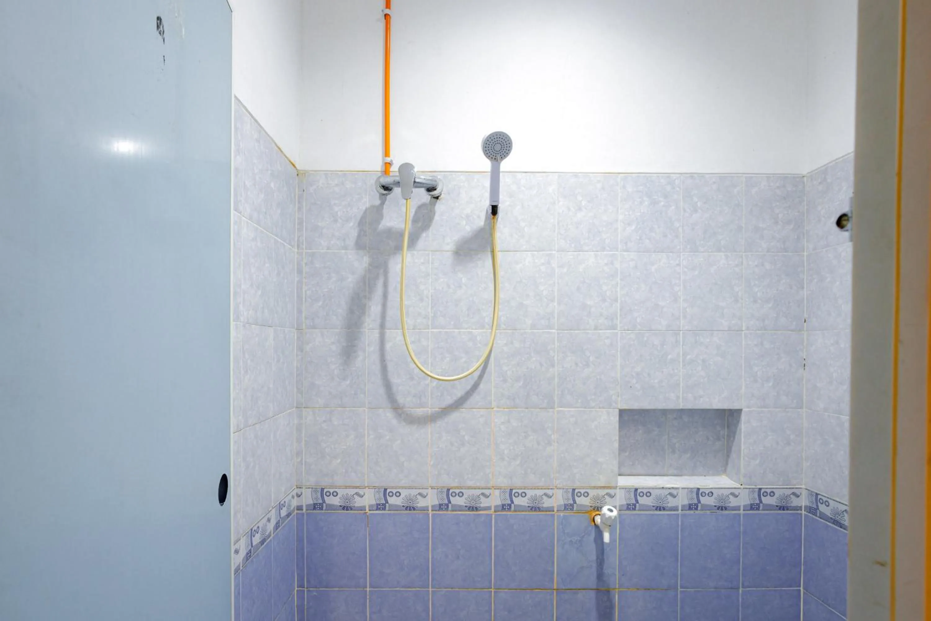 Bathroom in J&B Rooms Tomang Jakarta Mitra RedDoorz