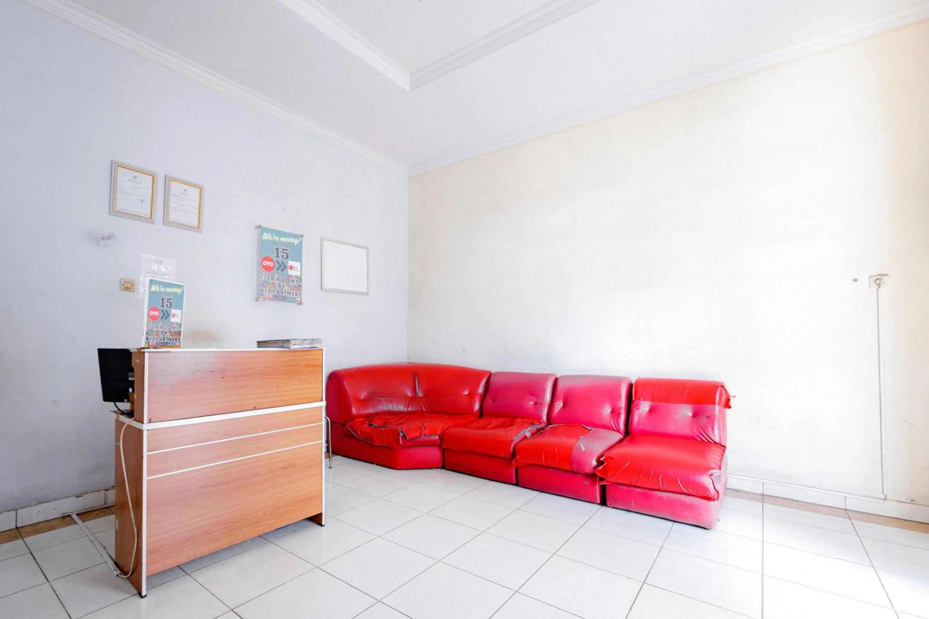 Lobby or reception in J&B Rooms Tomang Jakarta Mitra RedDoorz