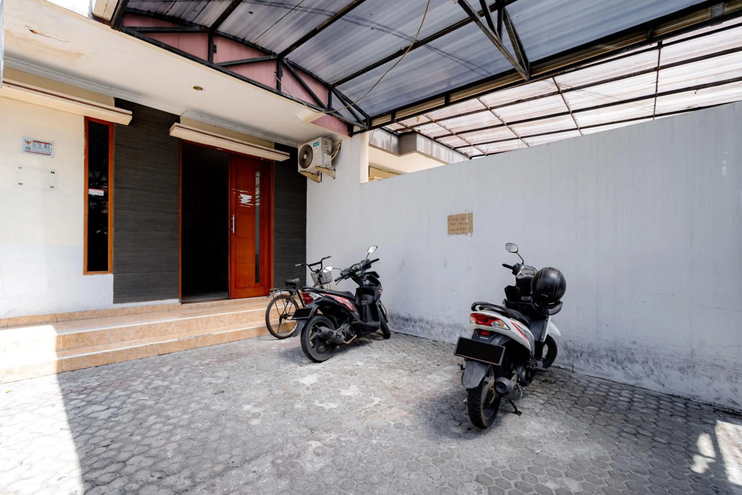 Parking in J&B Rooms Tomang Jakarta Mitra RedDoorz