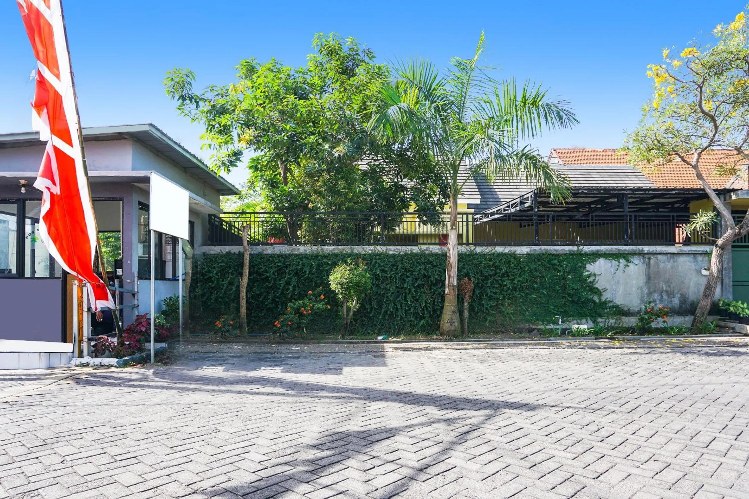 Facade/entrance in OYO Life 91544 Homestay Biru Blukid