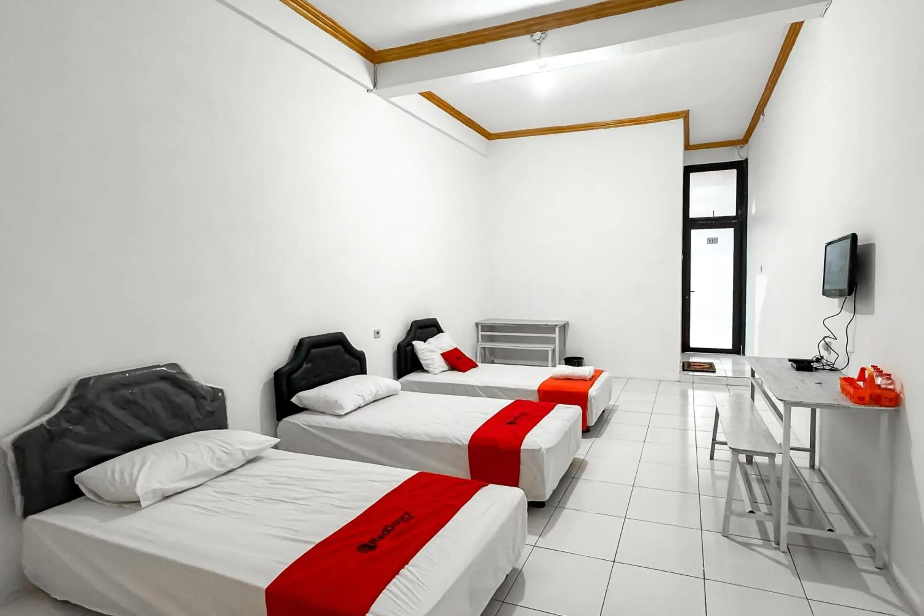 Family Room in RedDoorz Syariah at Neu Hostel Cisarua Lembang Family Room in RedDoorz Syariah at Neu Hostel Cisarua Lembang