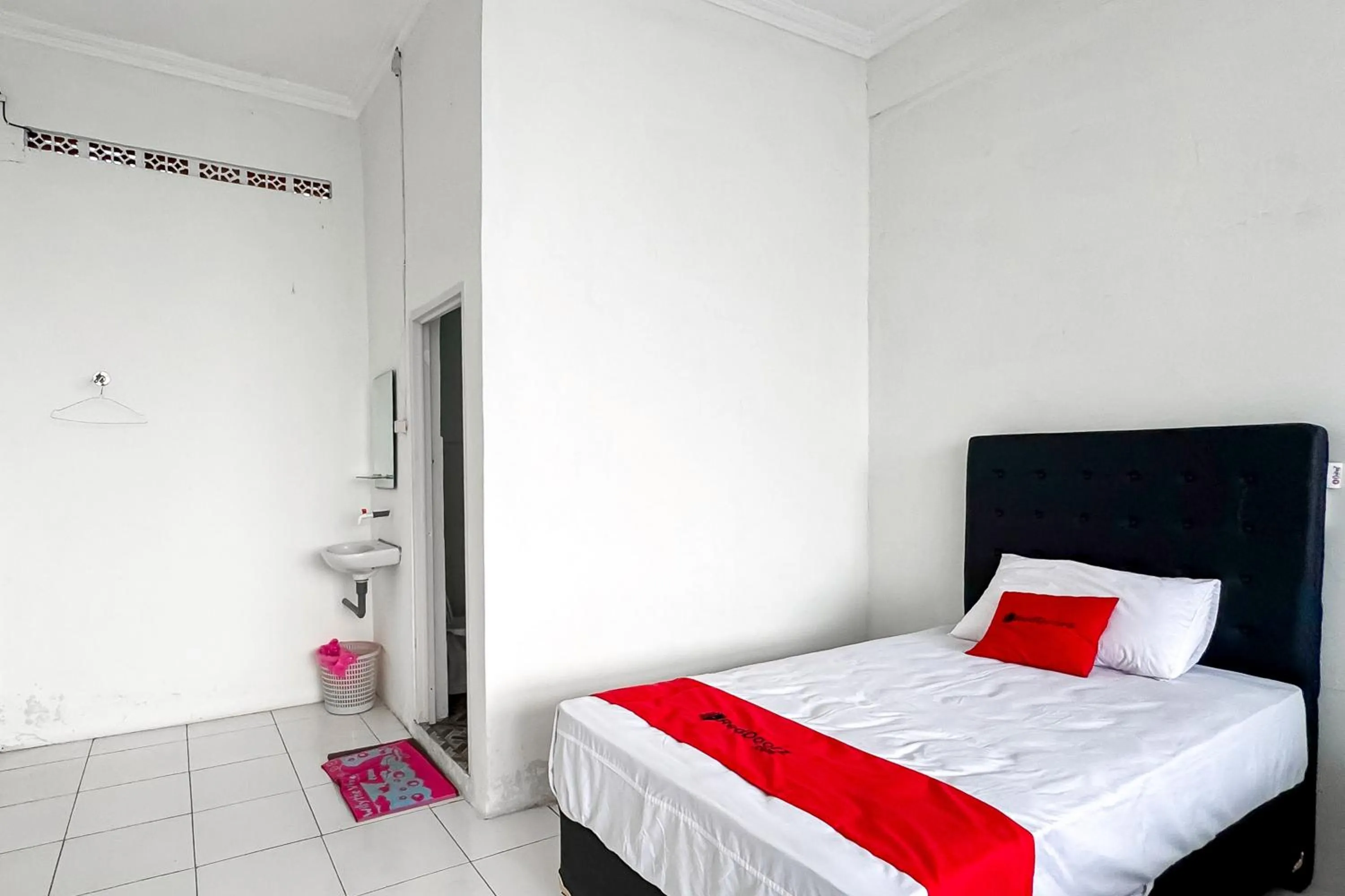 Bedroom, Bed in RedDoorz Syariah at Neu Hostel Cisarua Lembang