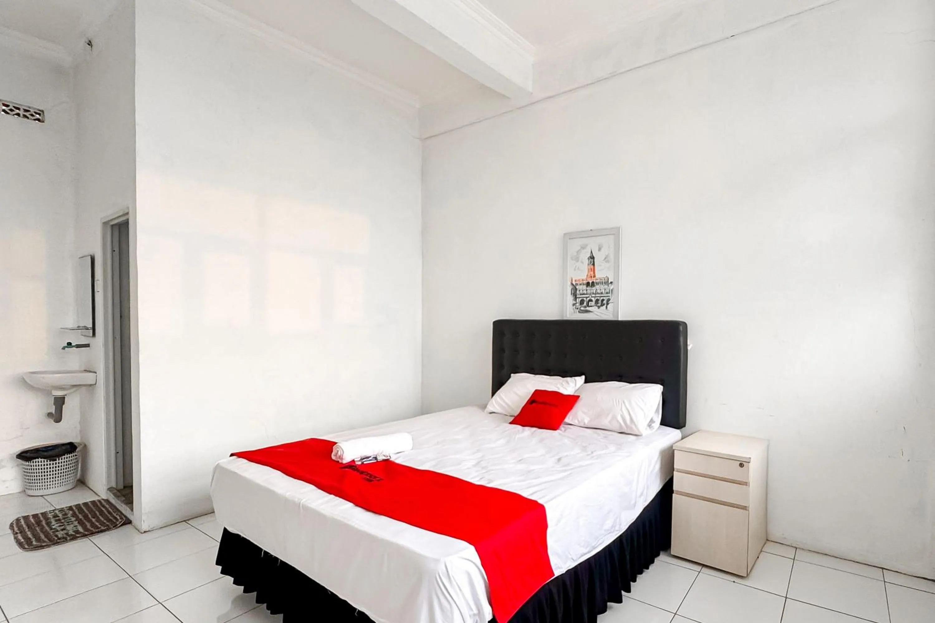 Bedroom, Bed in RedDoorz Syariah at Neu Hostel Cisarua Lembang