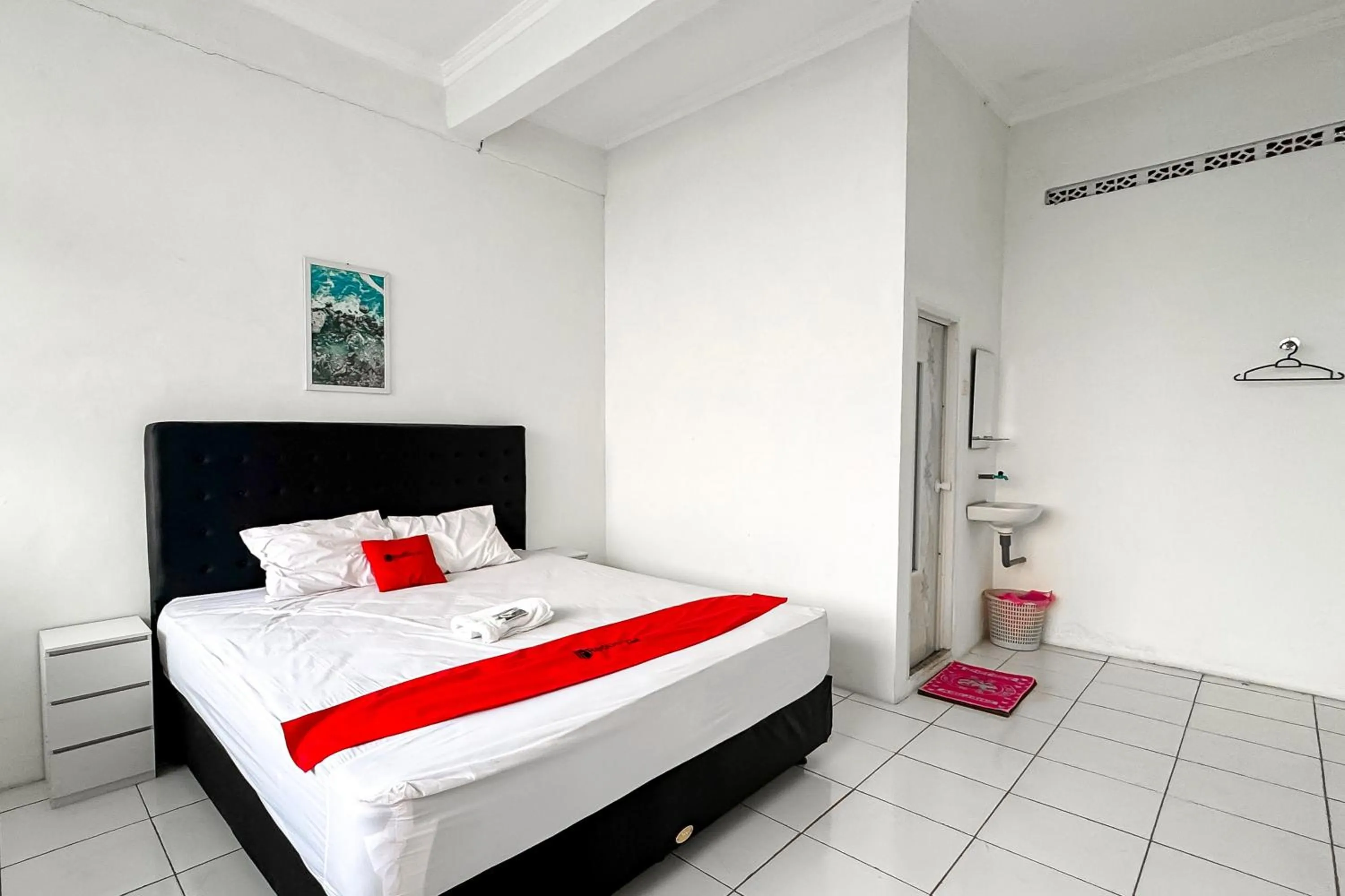 Bedroom, Bed in RedDoorz Syariah at Neu Hostel Cisarua Lembang