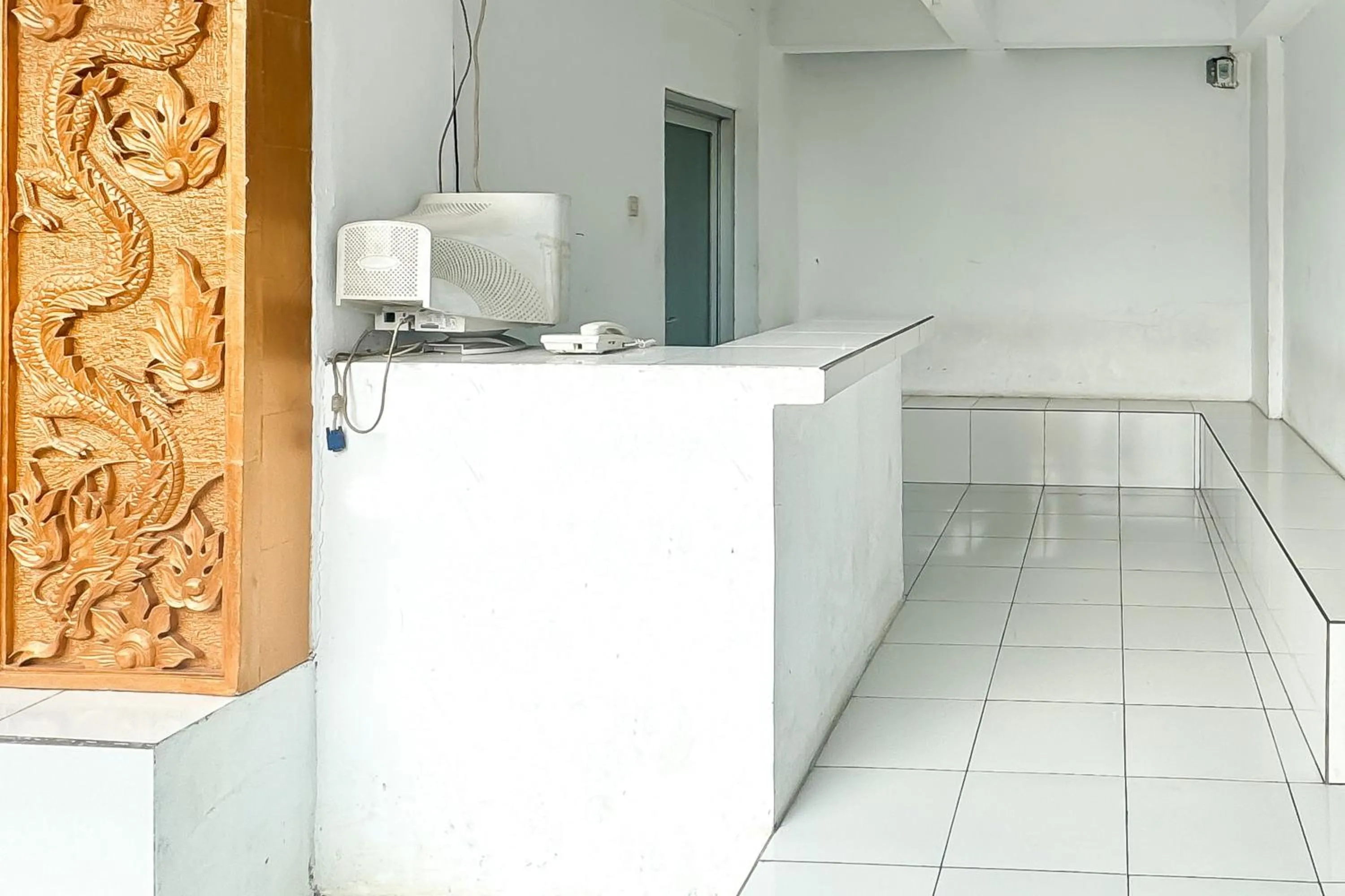 Lobby or reception in RedDoorz Syariah at Neu Hostel Cisarua Lembang