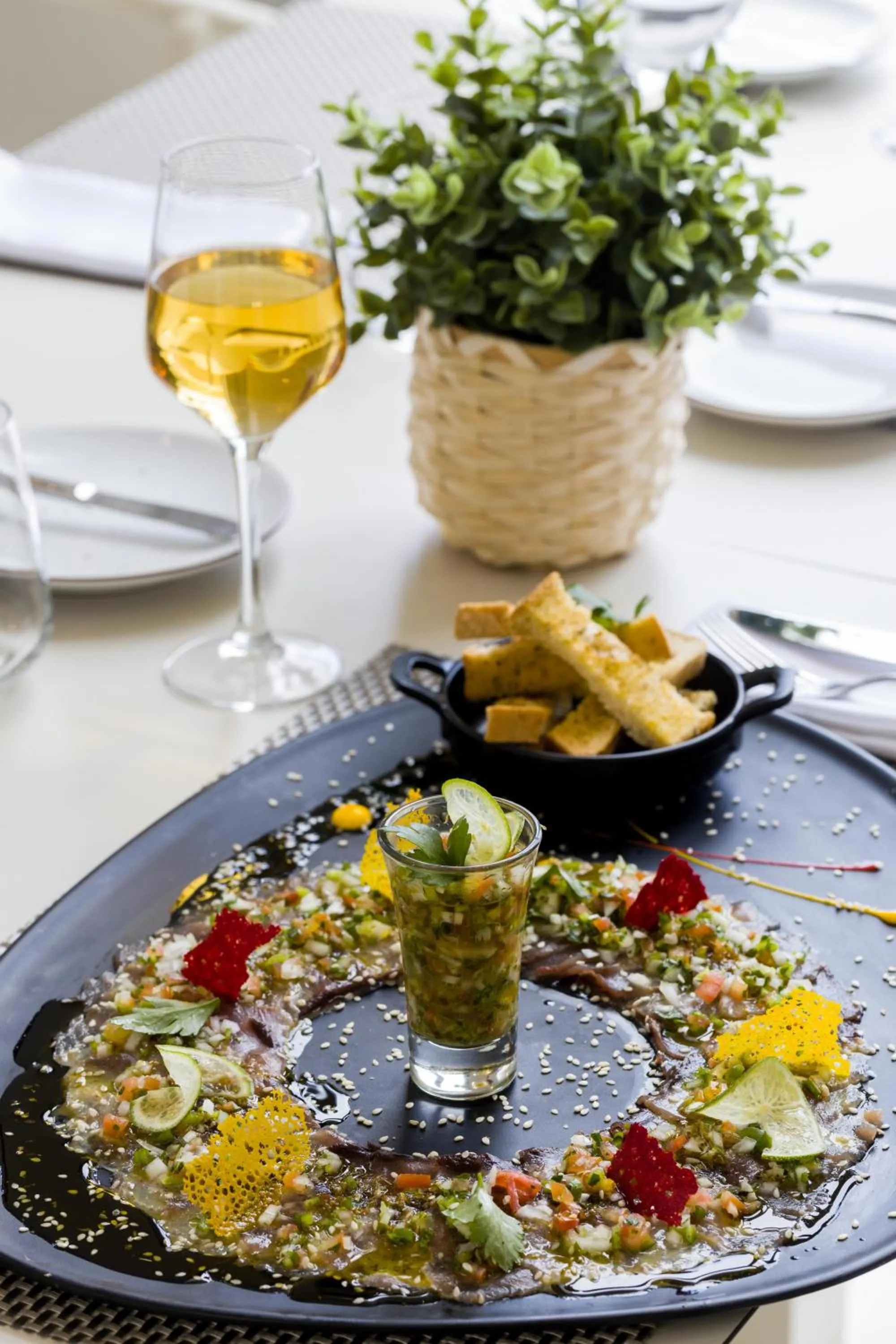 Restaurant/places to eat in Oasis Tarrafal Alfandega Suites