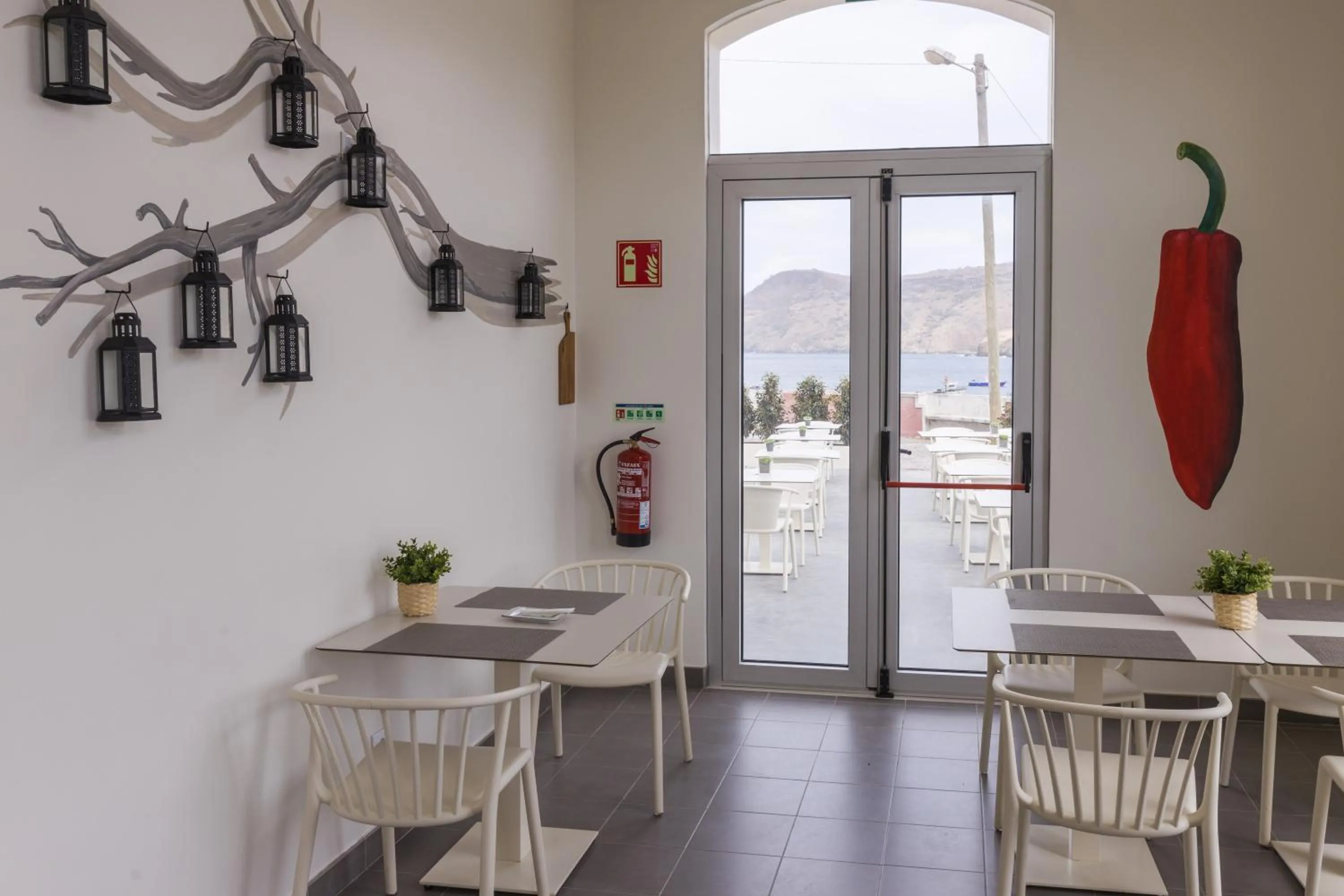 Restaurant/places to eat in Oasis Tarrafal Alfandega Suites