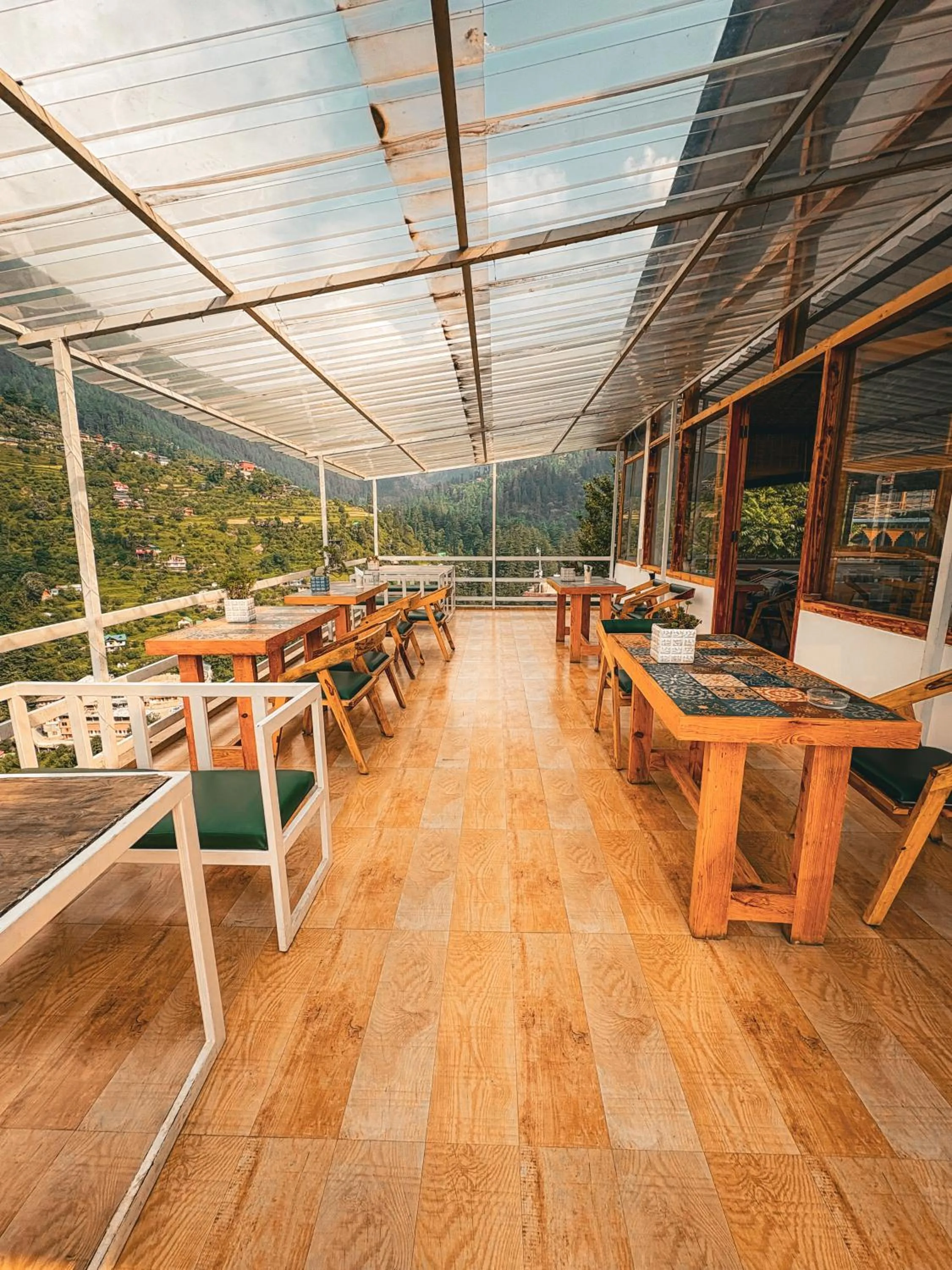 Restaurant/places to eat in Young Monk Homestay Jibhi