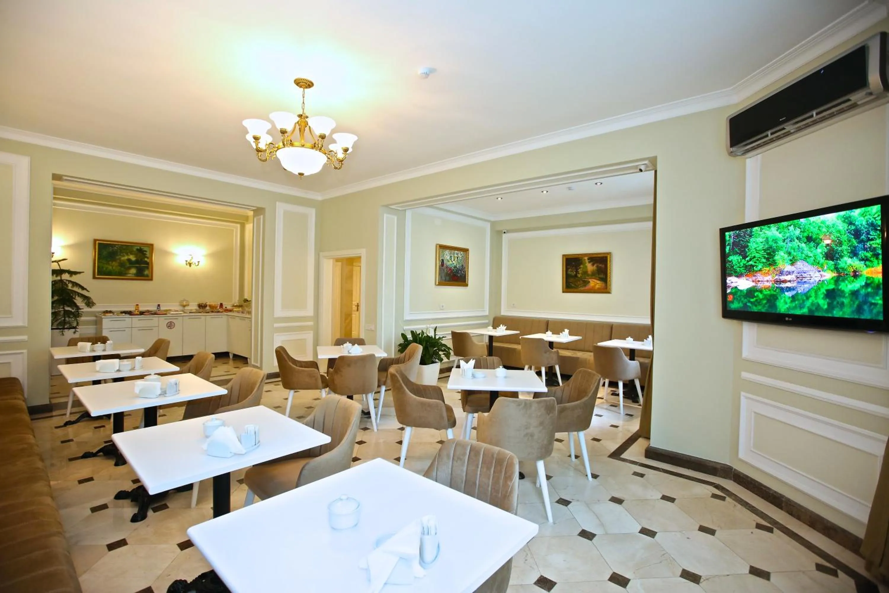 Restaurant/places to eat in Miraj Hotel
