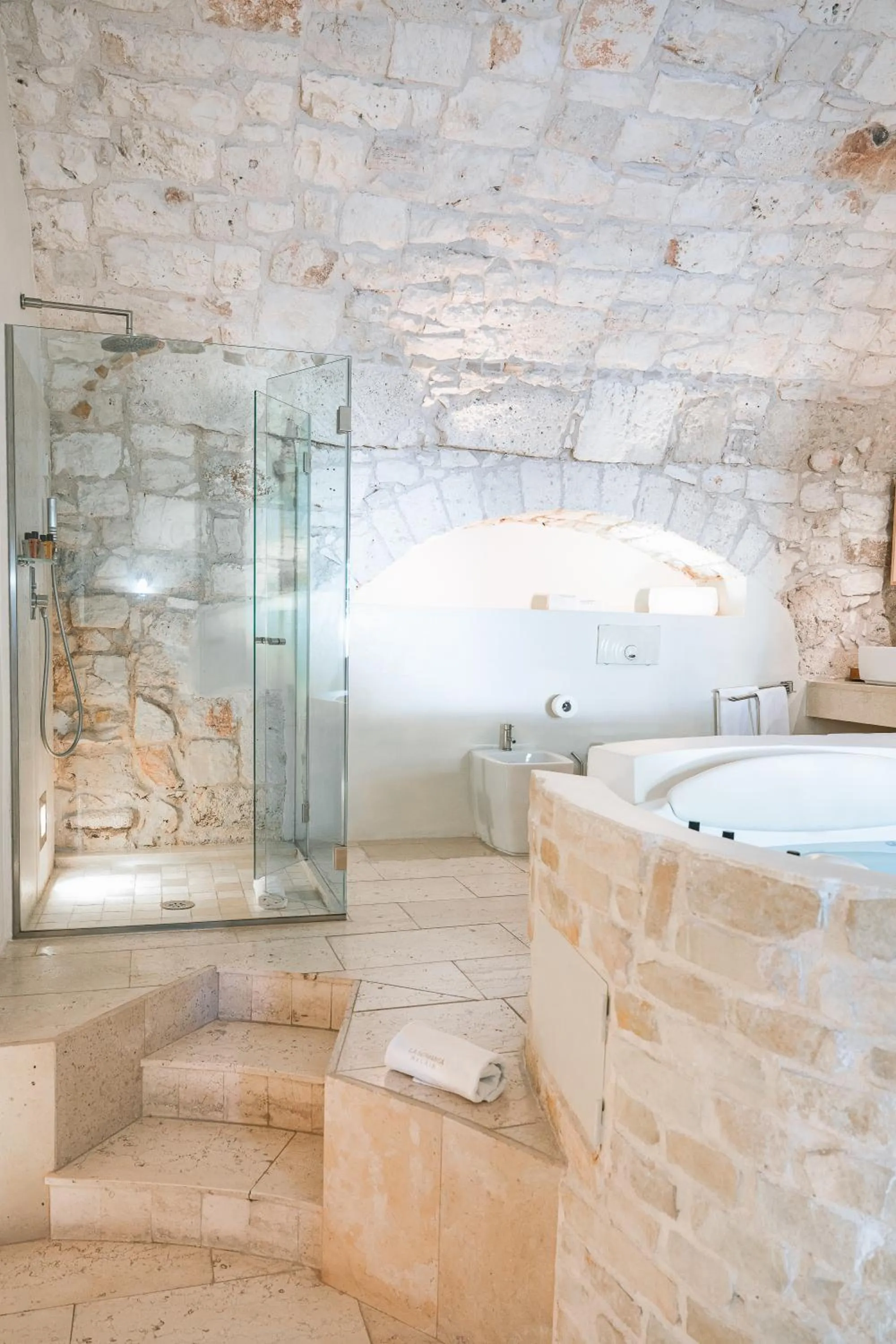 Shower in La Sommità Relais & Chateaux