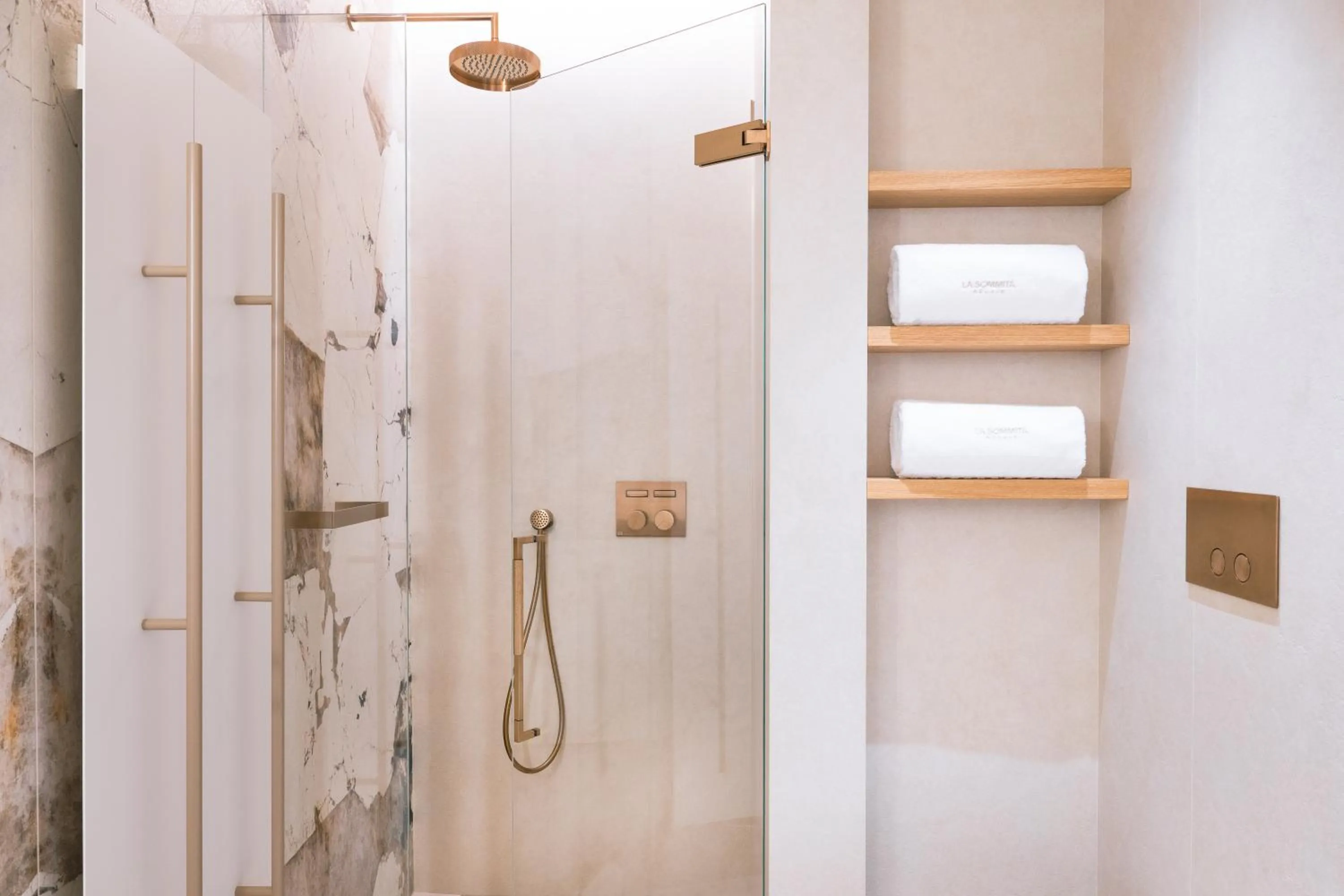 Shower in La Sommità Relais & Chateaux