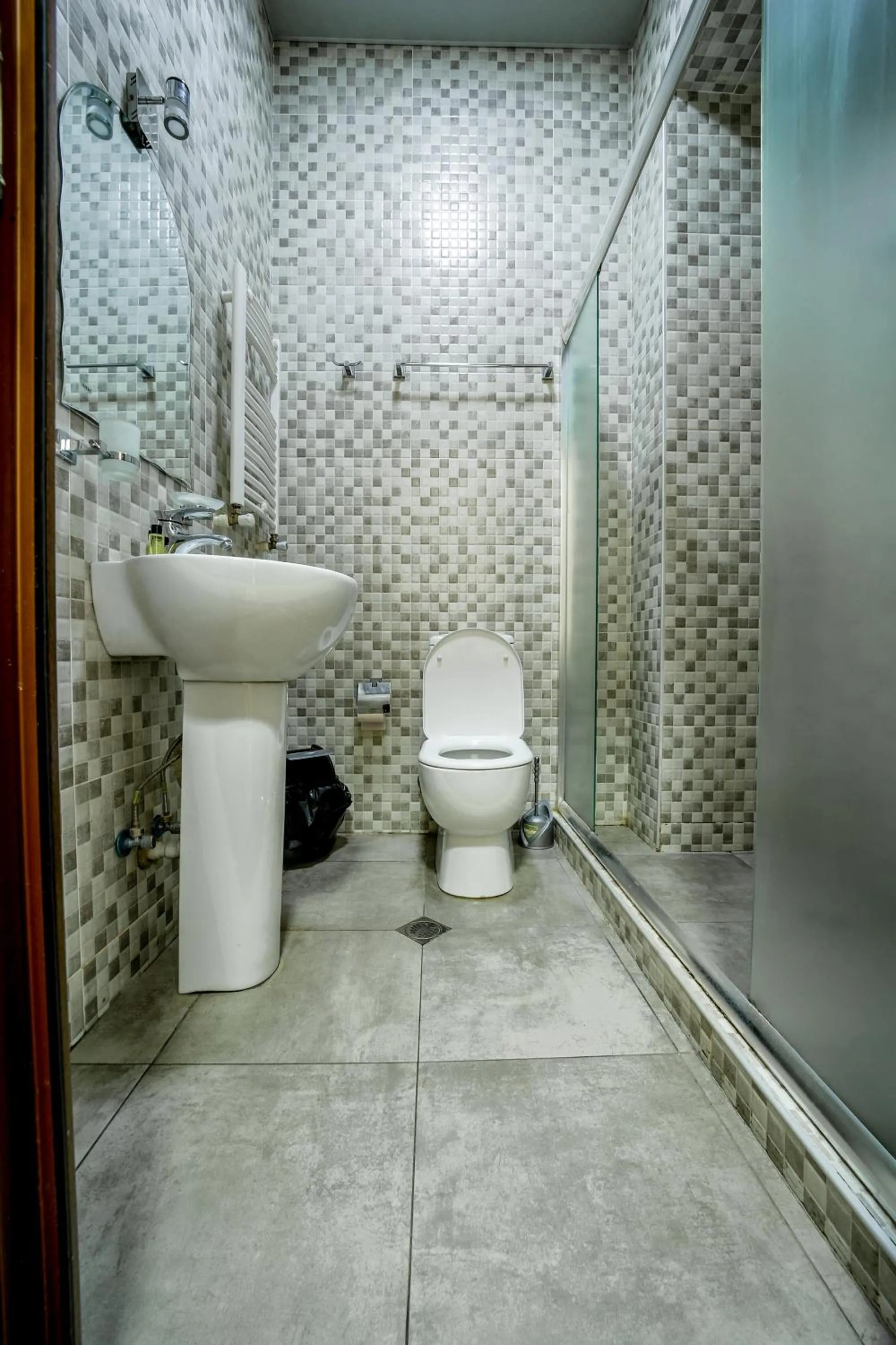 Shower in Hotel Guri