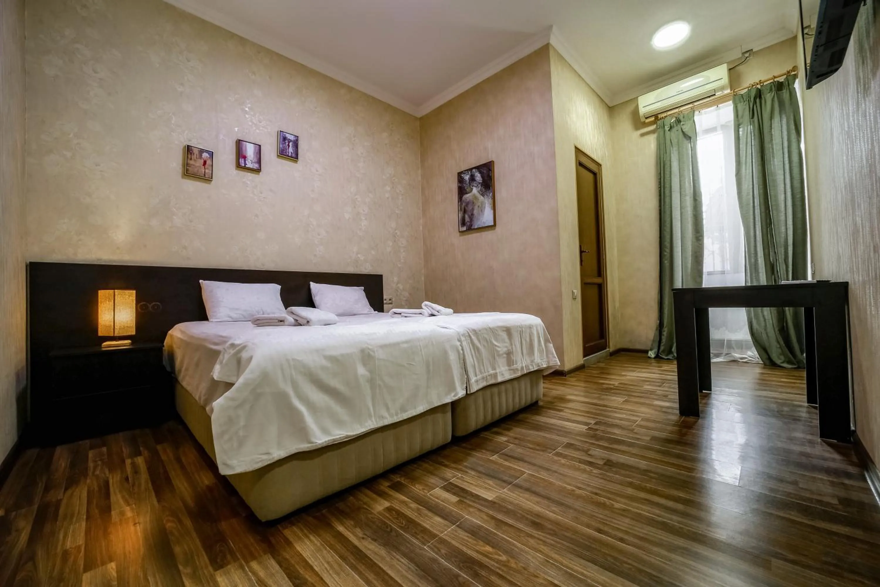 Bed in Hotel Guri