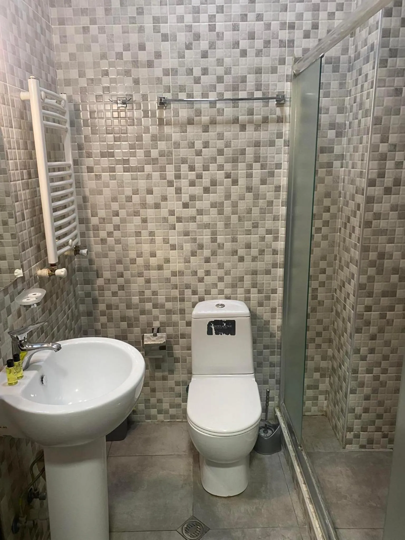 Shower in Hotel Guri