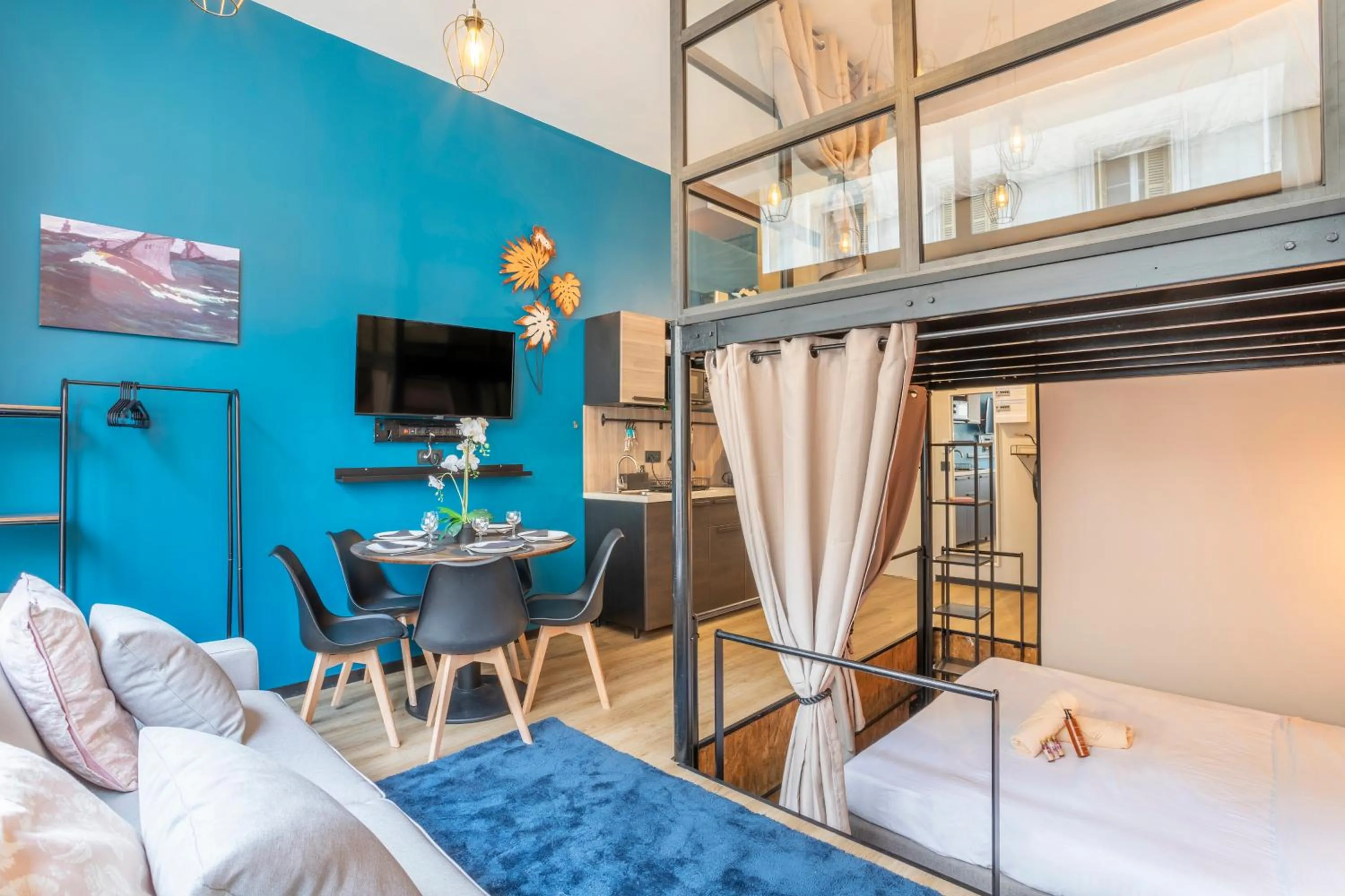 Communal lounge/ TV room, Bed in ADIRA Résid'Marseille Vieux-port 2 étoiles