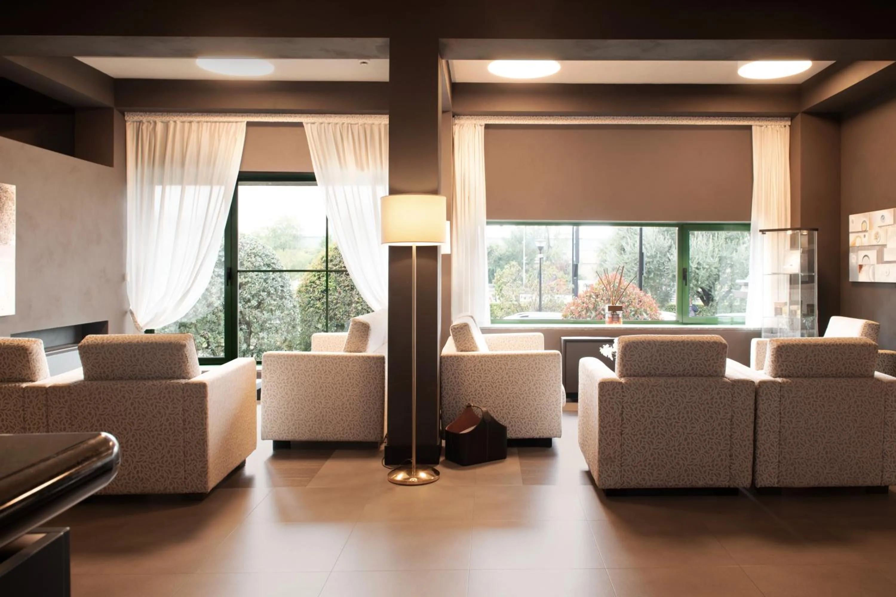 Communal lounge/ TV room in Smart Hotel King, by R Collection Hotels