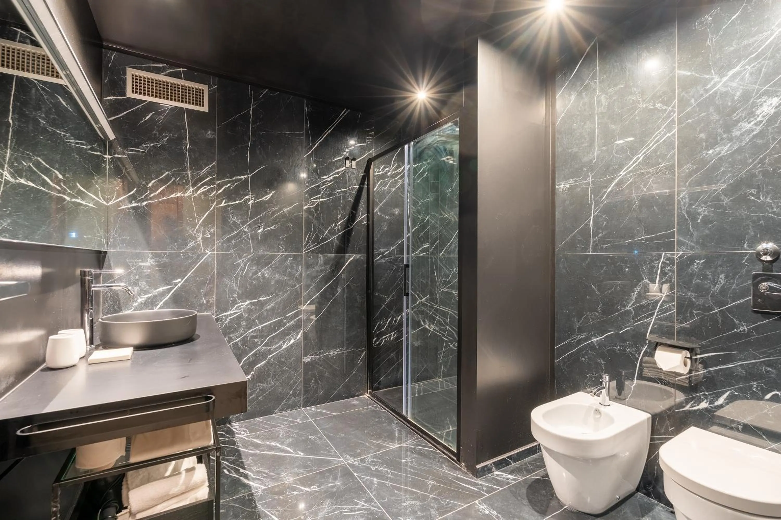 Shower in The KING of MILAN