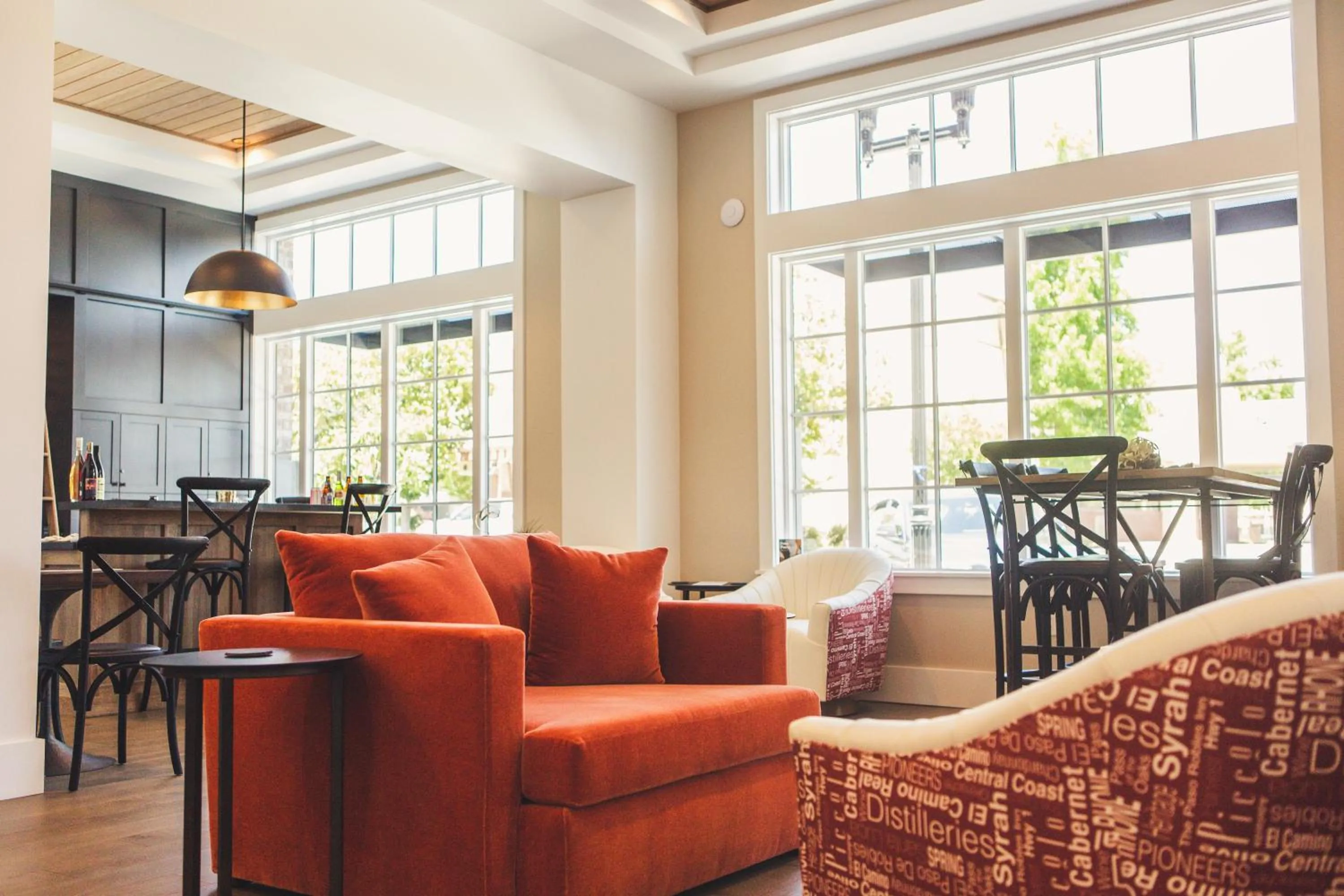 Seating area in The Piccolo at Paso Robles Inn