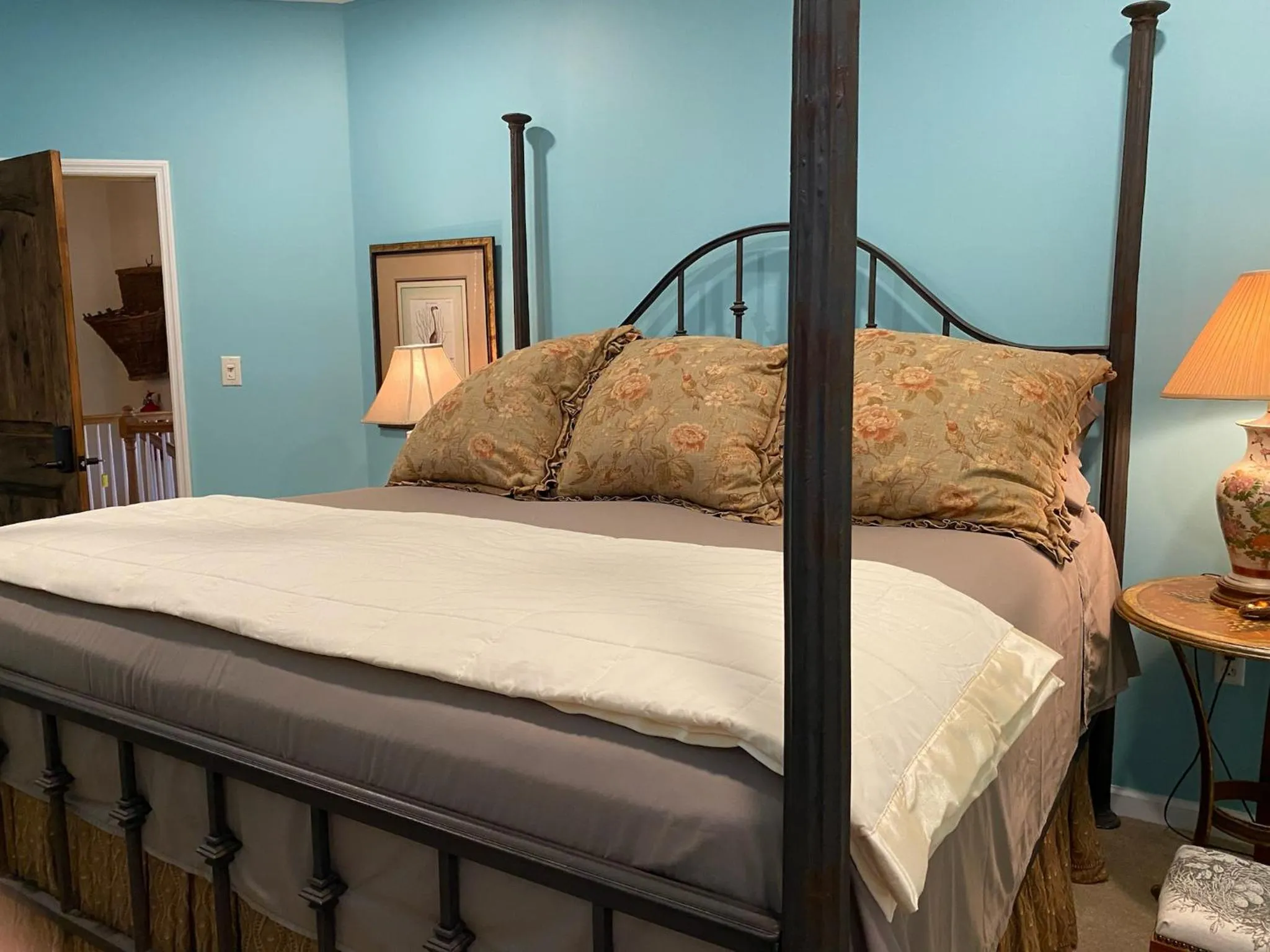 Bed in The Birdnest Inn