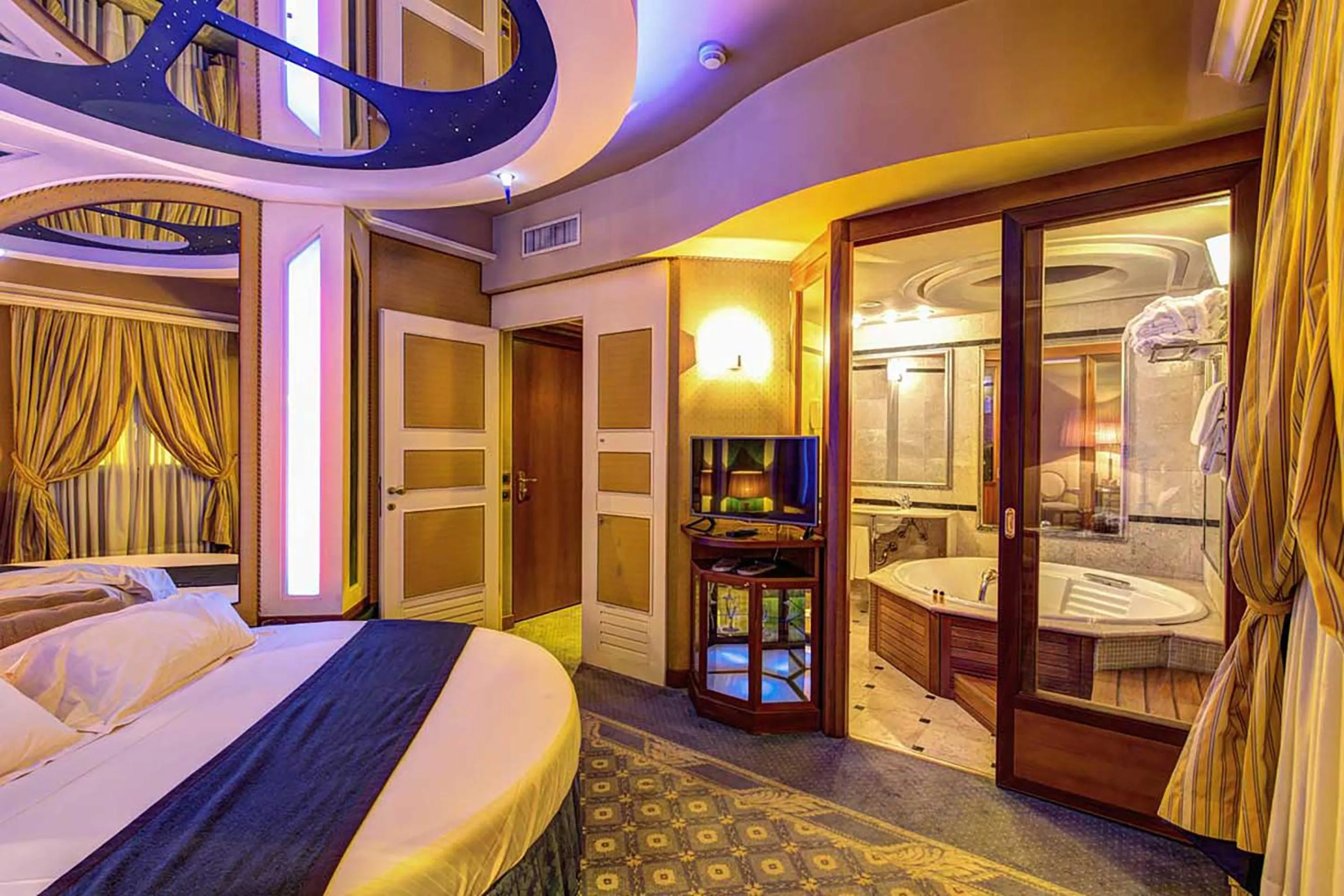 Hot Tub, Bed in Hotel Motel Miami