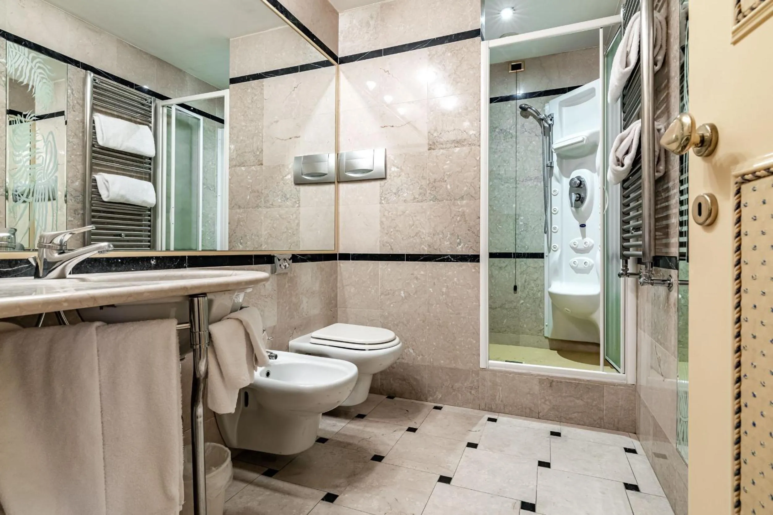 Bathroom in Hotel Motel Miami