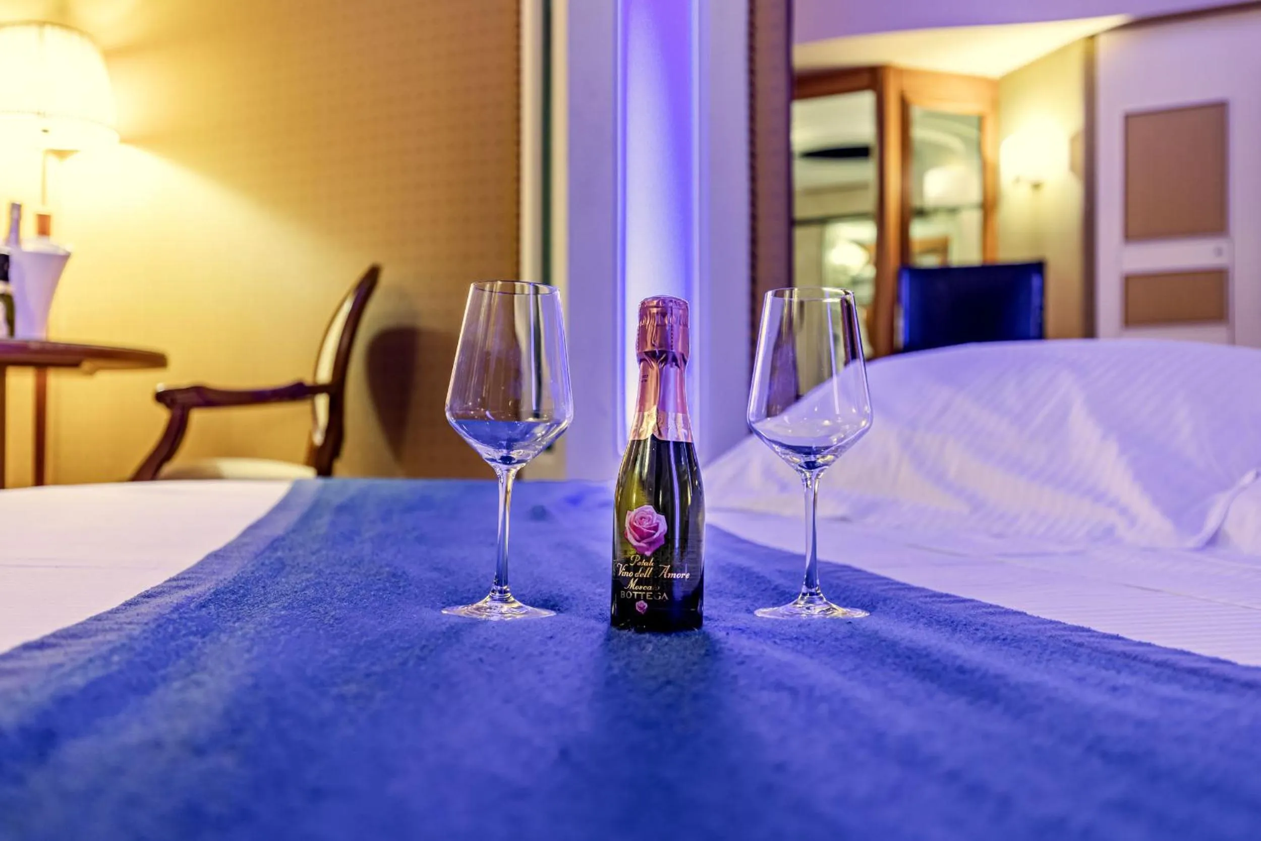 Decorative detail, Bed in Hotel Motel Miami