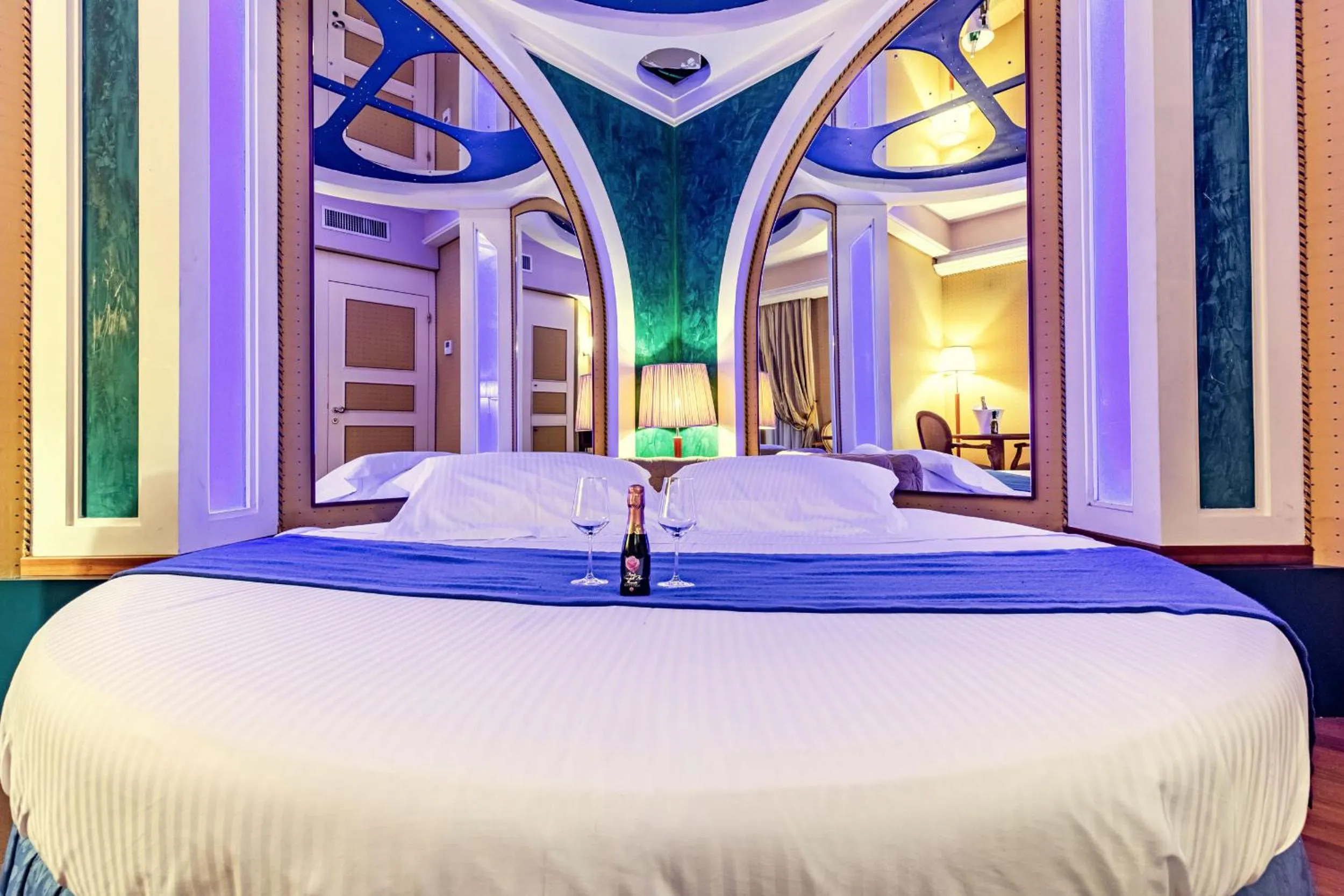 Photo of the whole room, Bed in Hotel Motel Miami