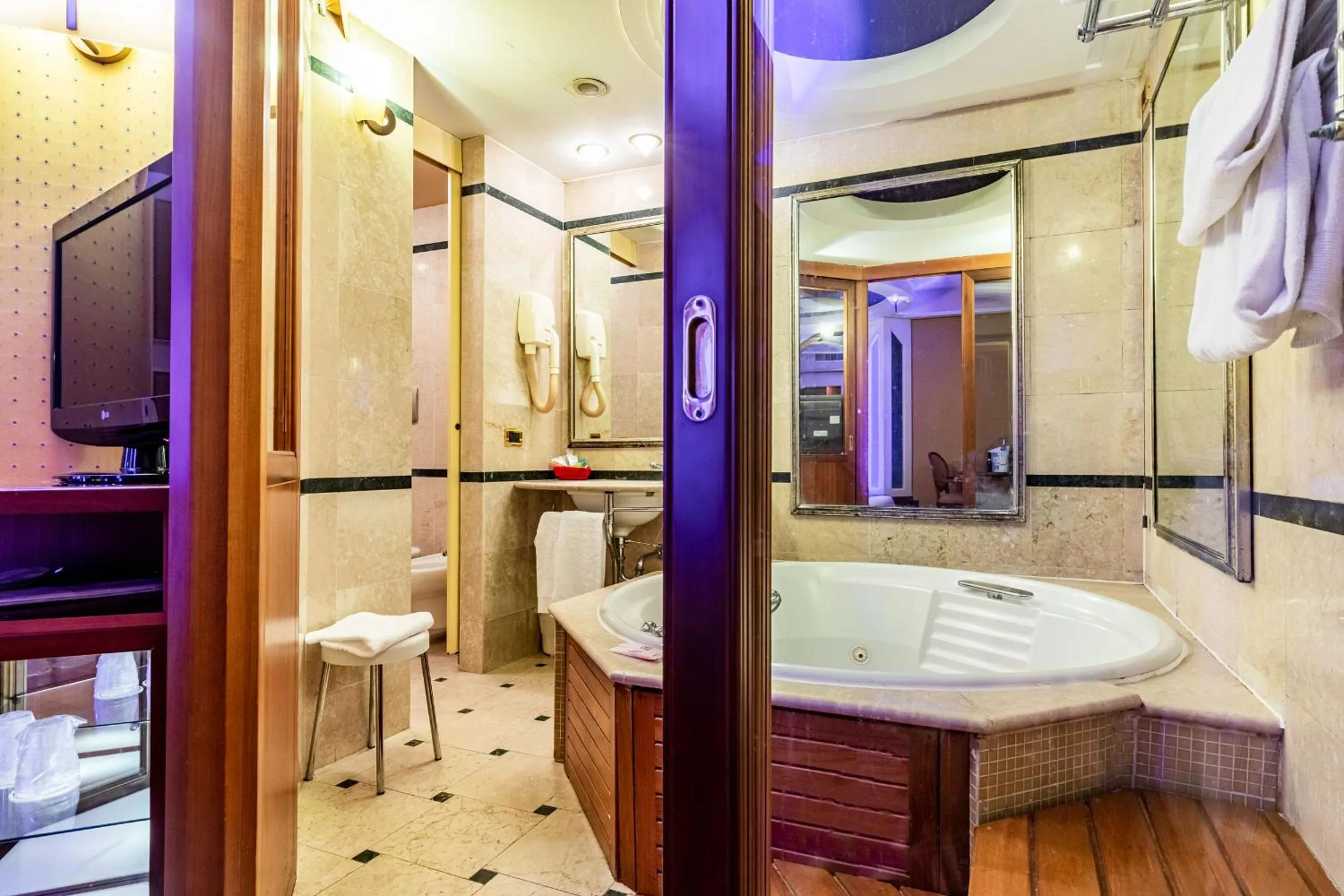 Hot Tub in Hotel Motel Miami