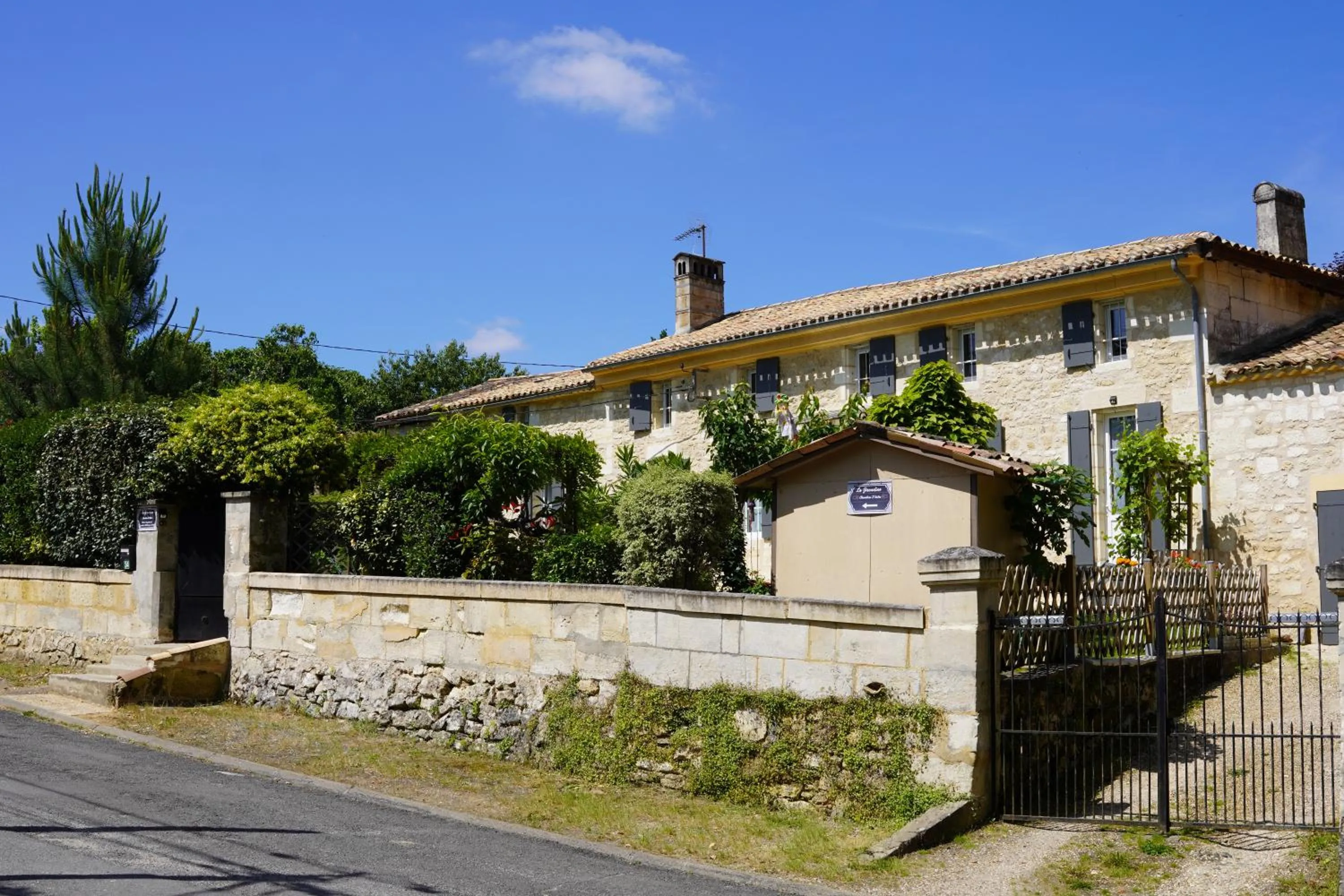 Property building in La Girondine