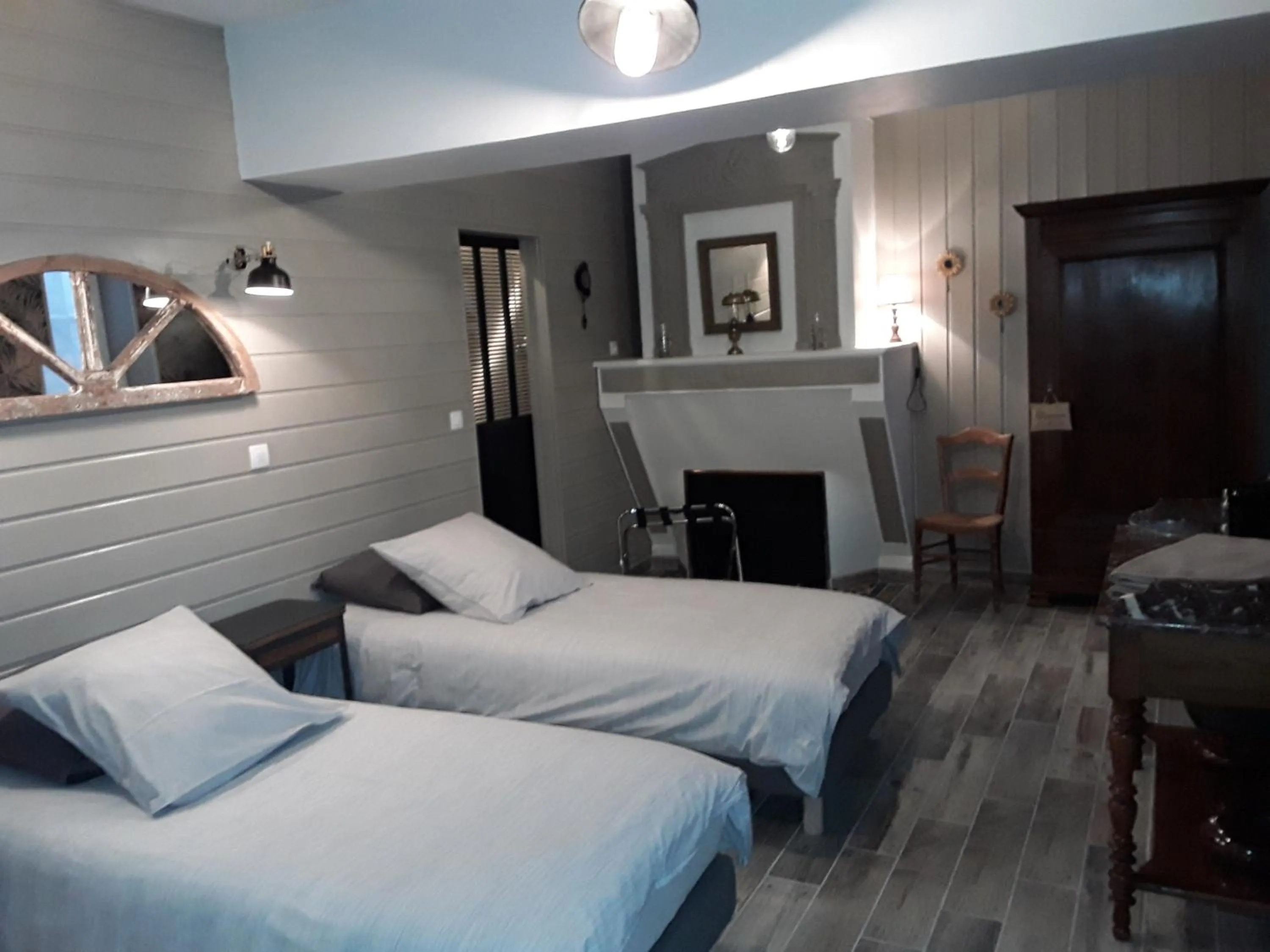 Photo of the whole room in La Girondine