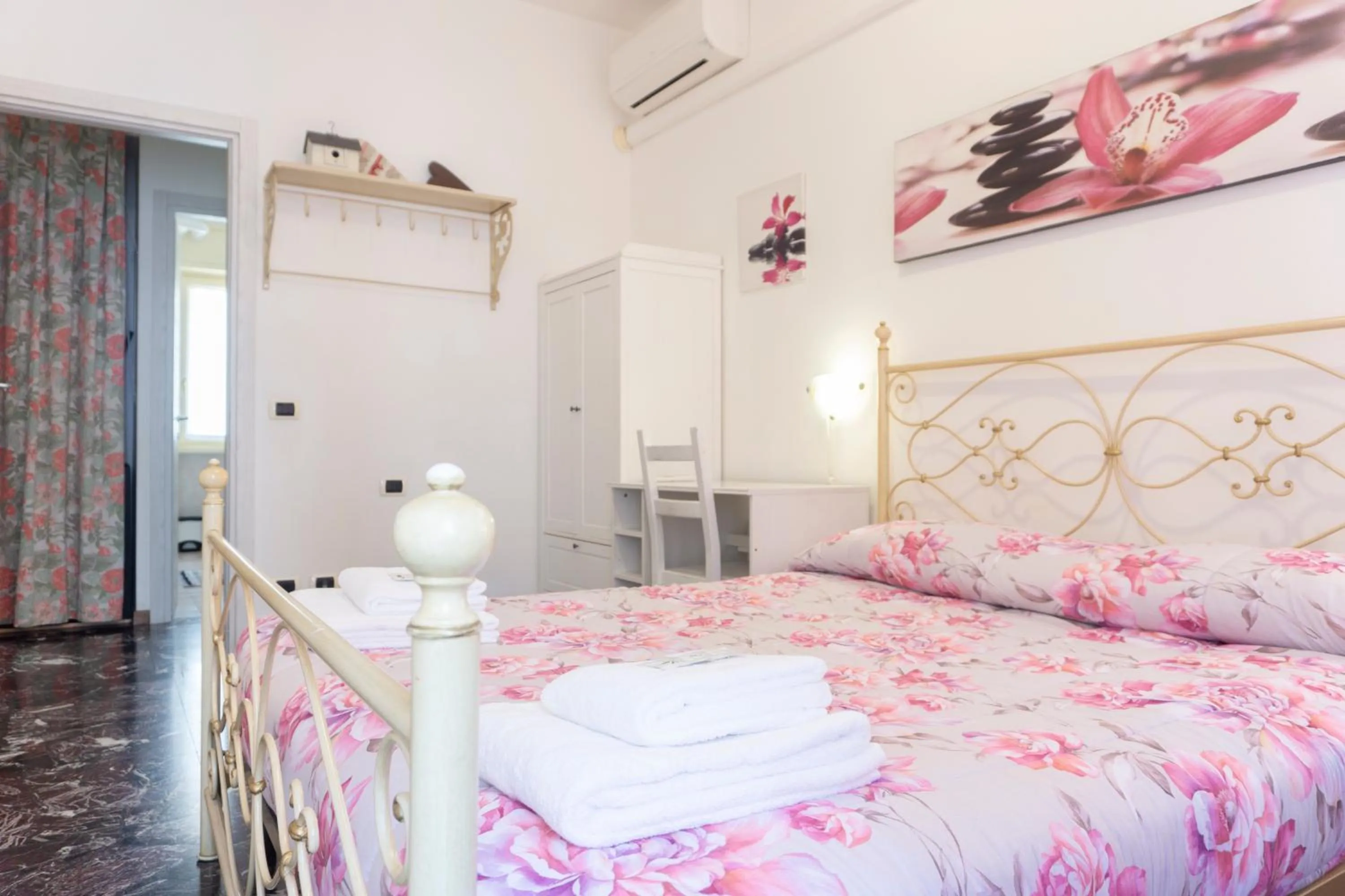 Bed in Re Lear - 4 bedrooms Apartment