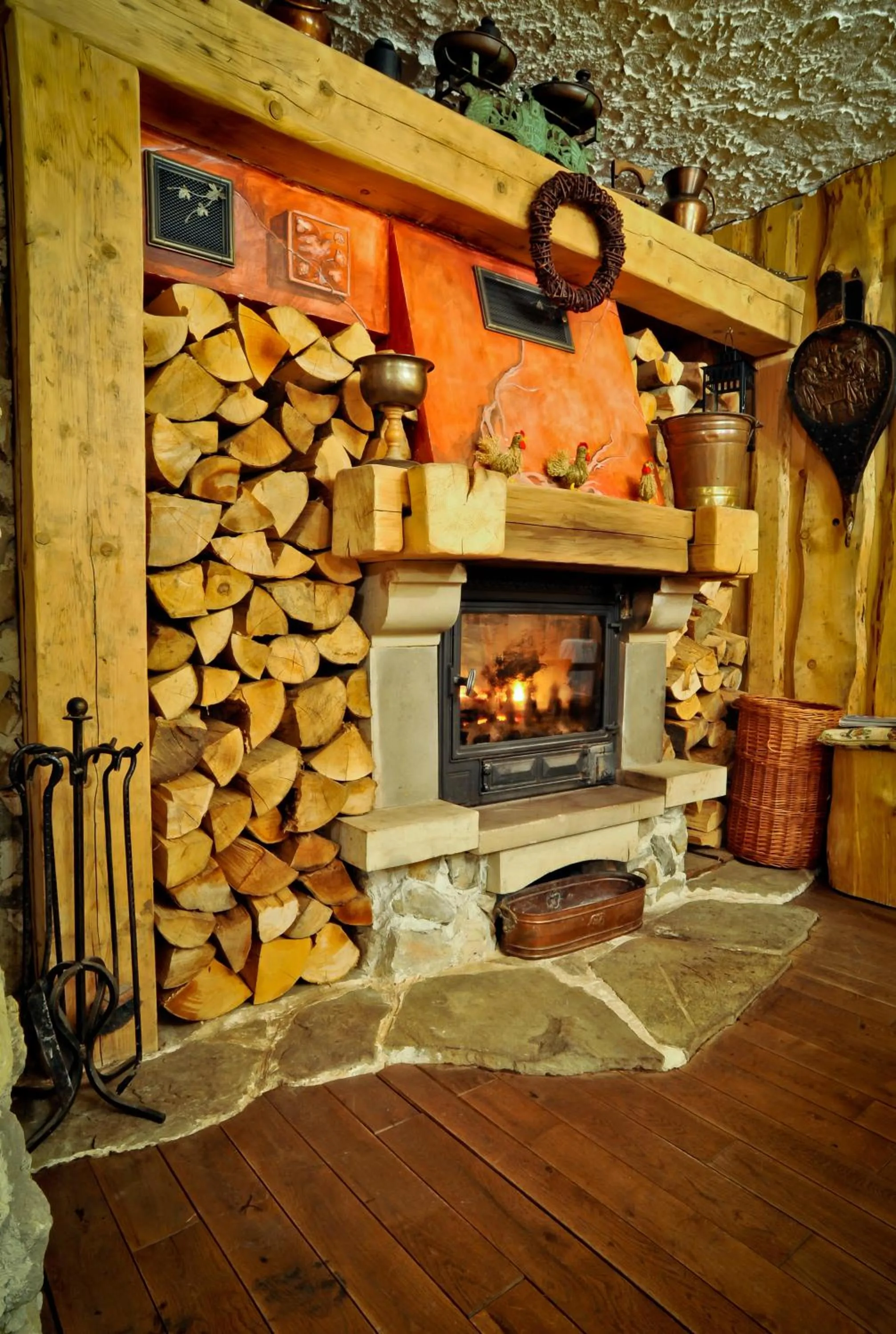 Communal lounge/ TV room in Rezydencja Sąsiadów Zakopanego