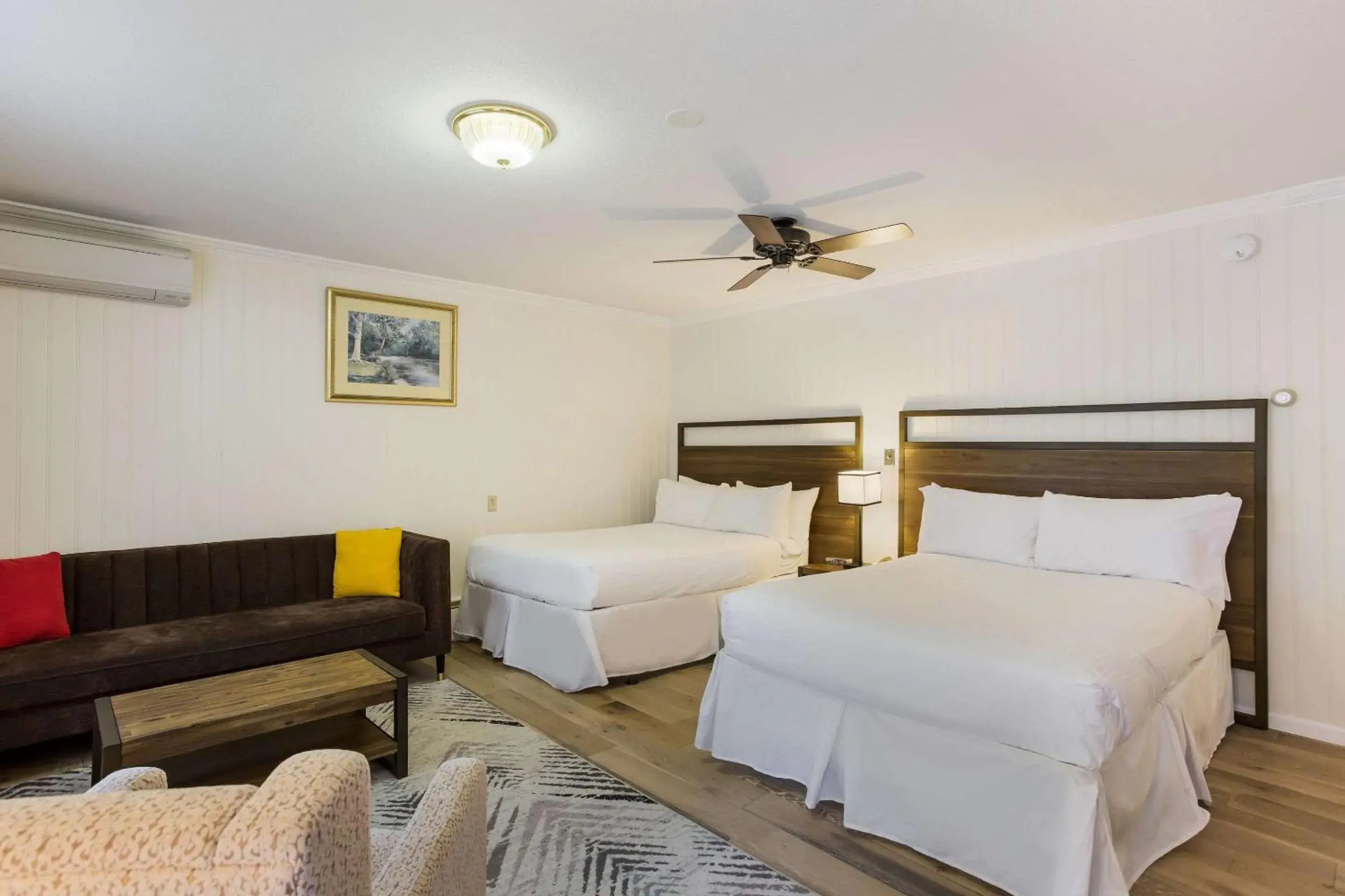 Standard Double Room with Two Double Beds - Non-Smoking in The Palmer House Resort, an Ascend Collection Hotel Standard Double Room with Two Double Beds - Non-Smoking in The Palmer House Resort, an Ascend Collection Hotel