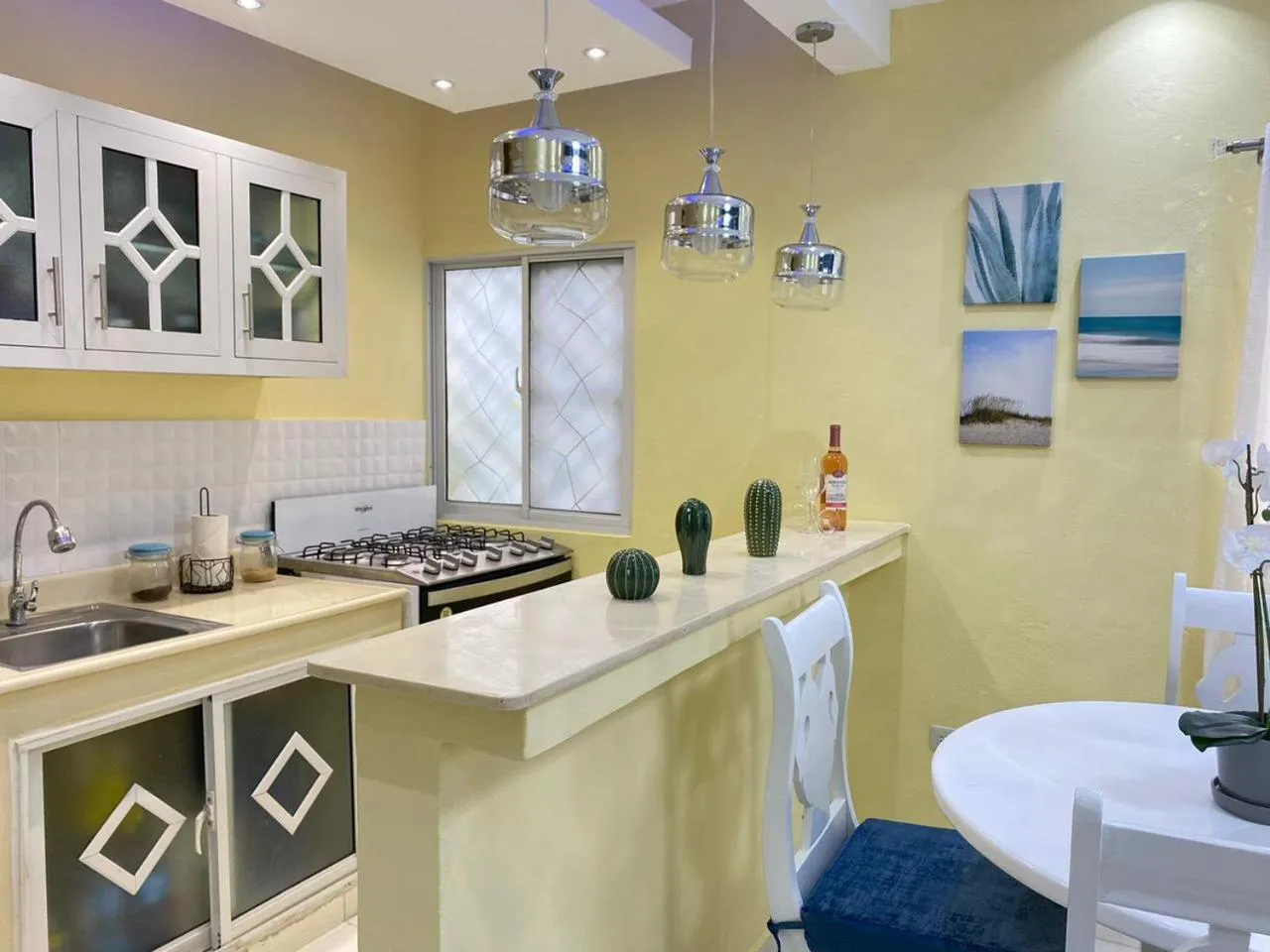 Kitchen or kitchenette in Apartamentos Melya cerca de la Playa Caleta