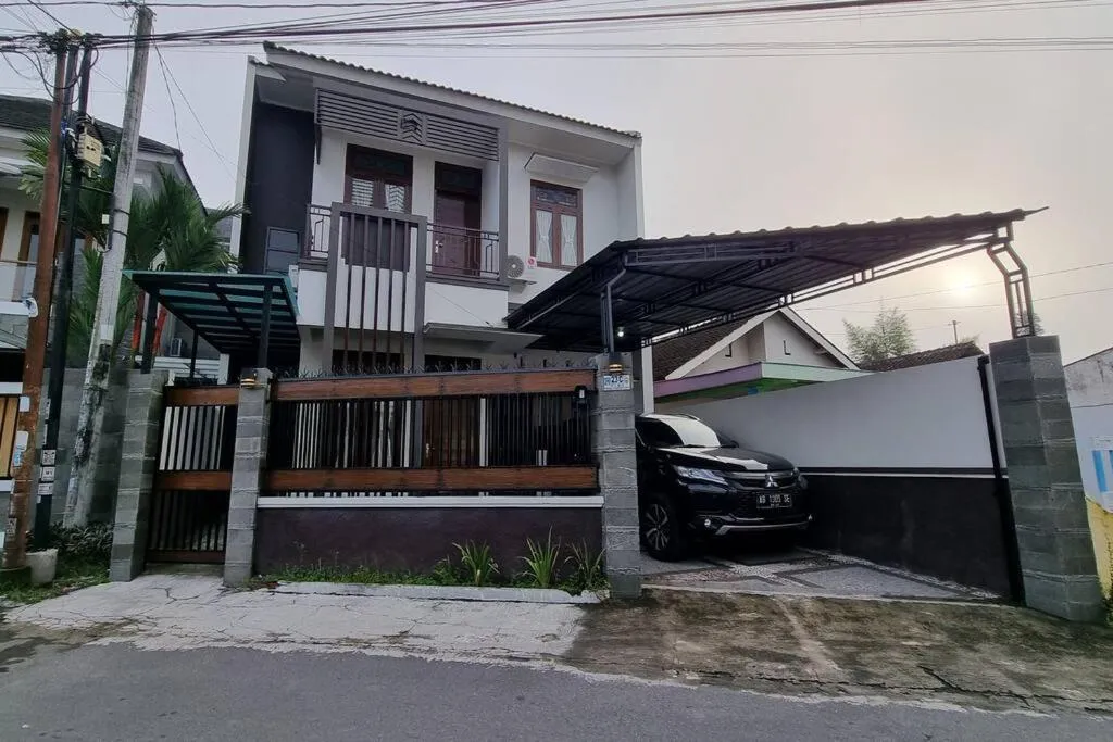 Property building in Oemah Wisata RinginSari -Full House, 5 Bed Rooms-
