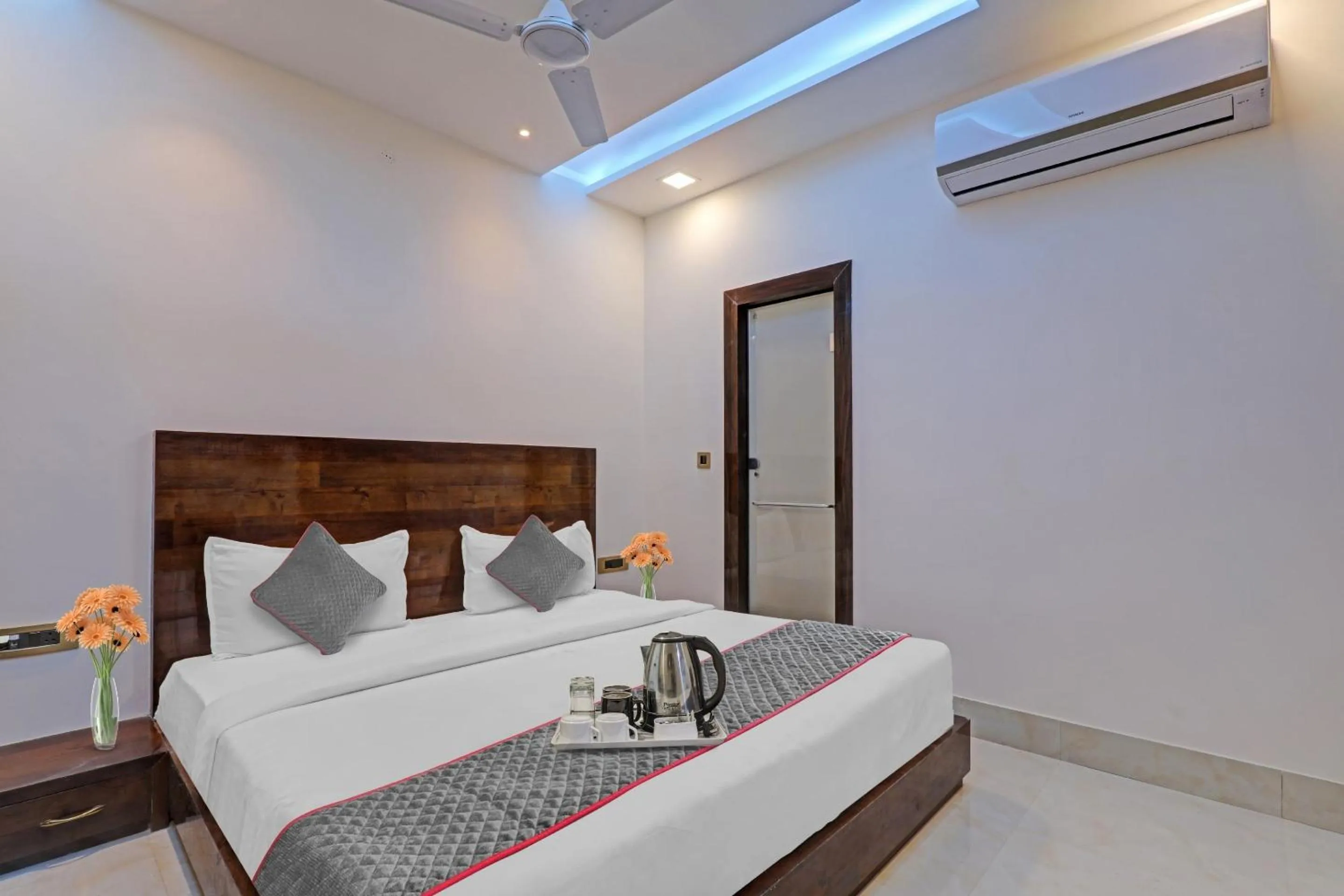 Bedroom, Bed in Townhouse Hotel Spotlight