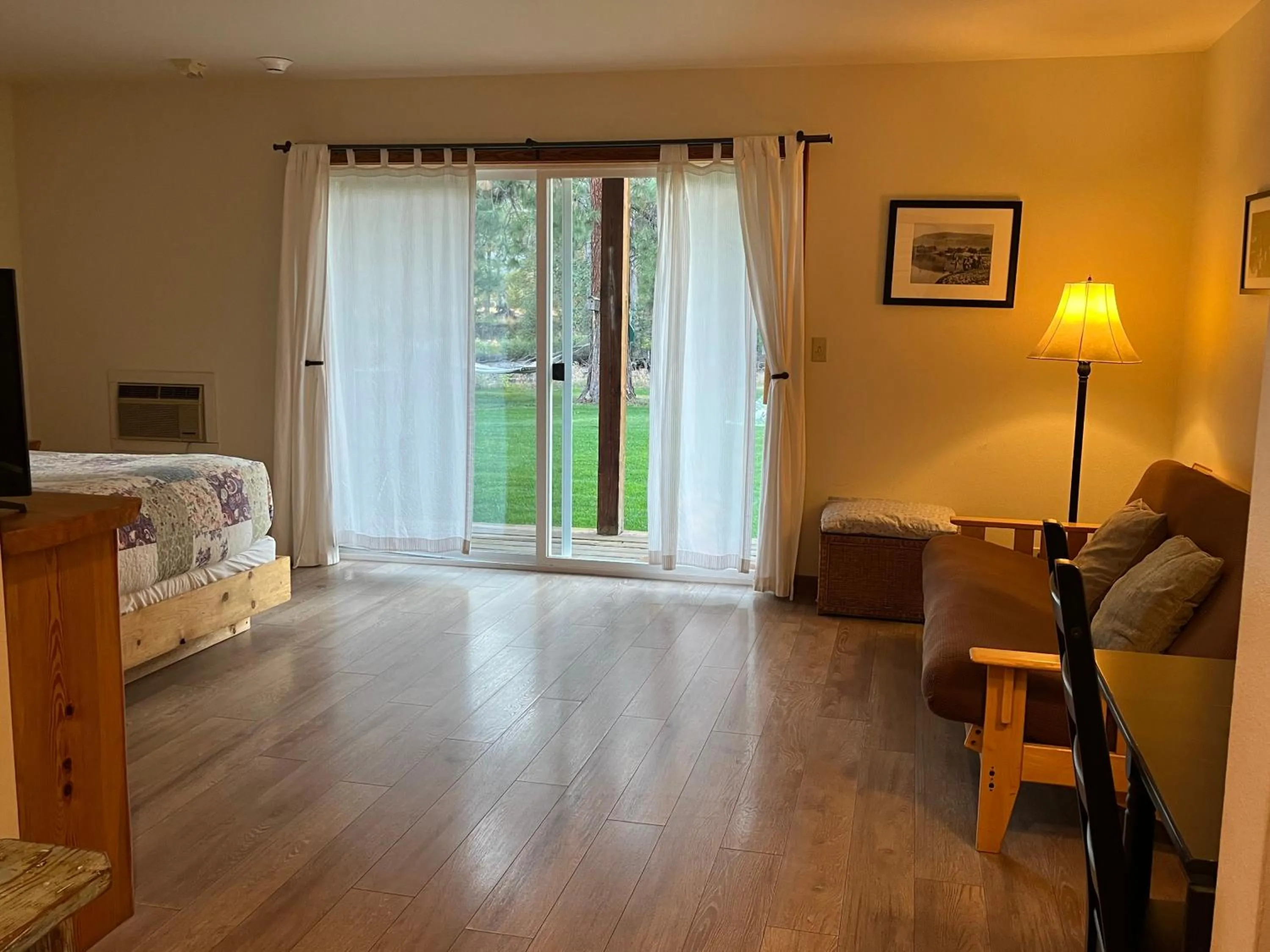 Patio, Bed in River Run Inn