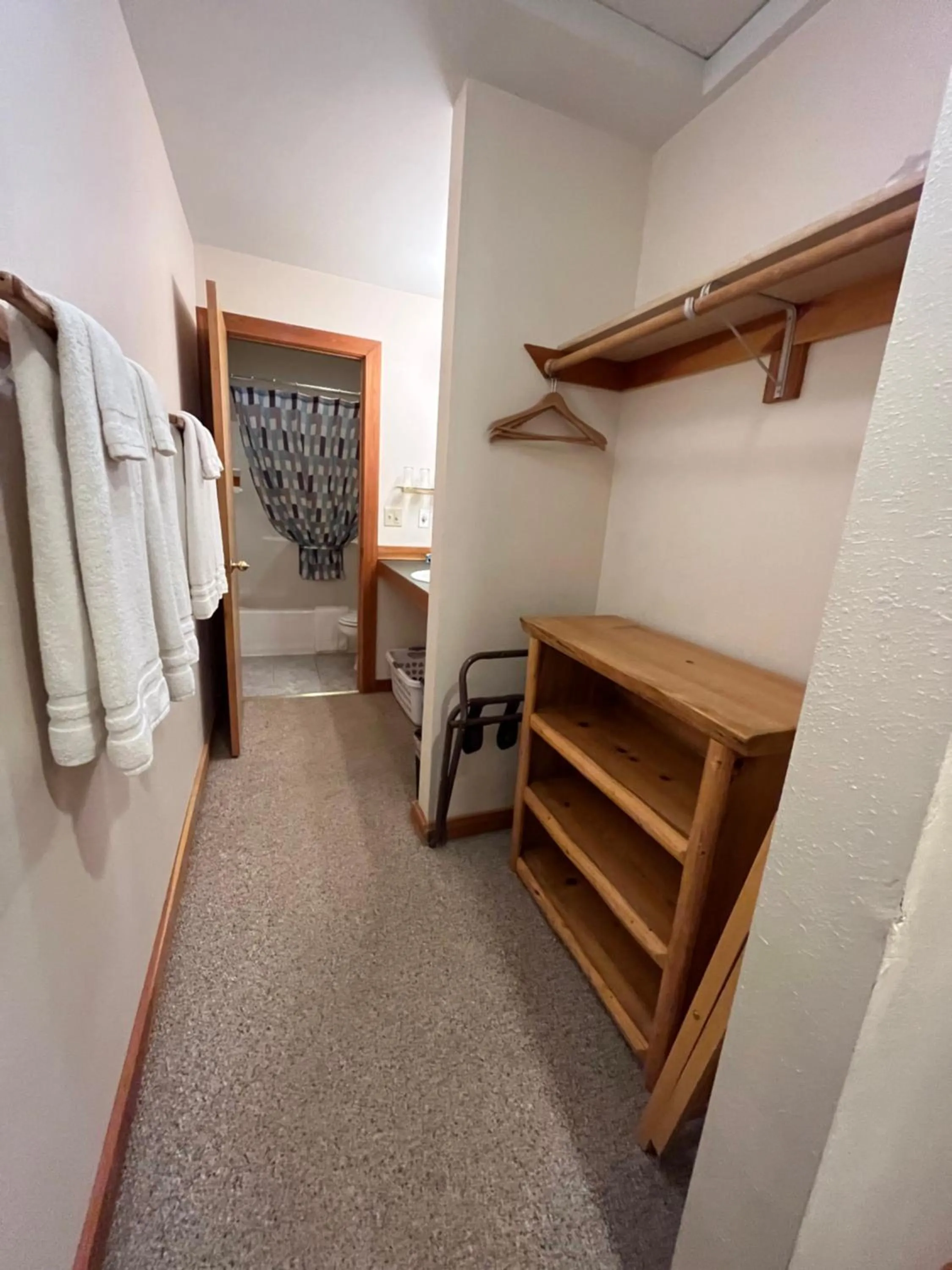 Bathroom, Bed in River Run Inn