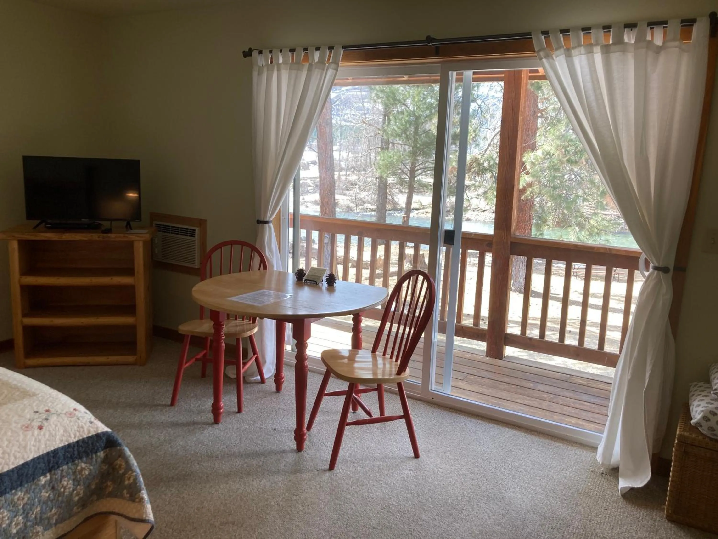 TV and multimedia in River Run Inn