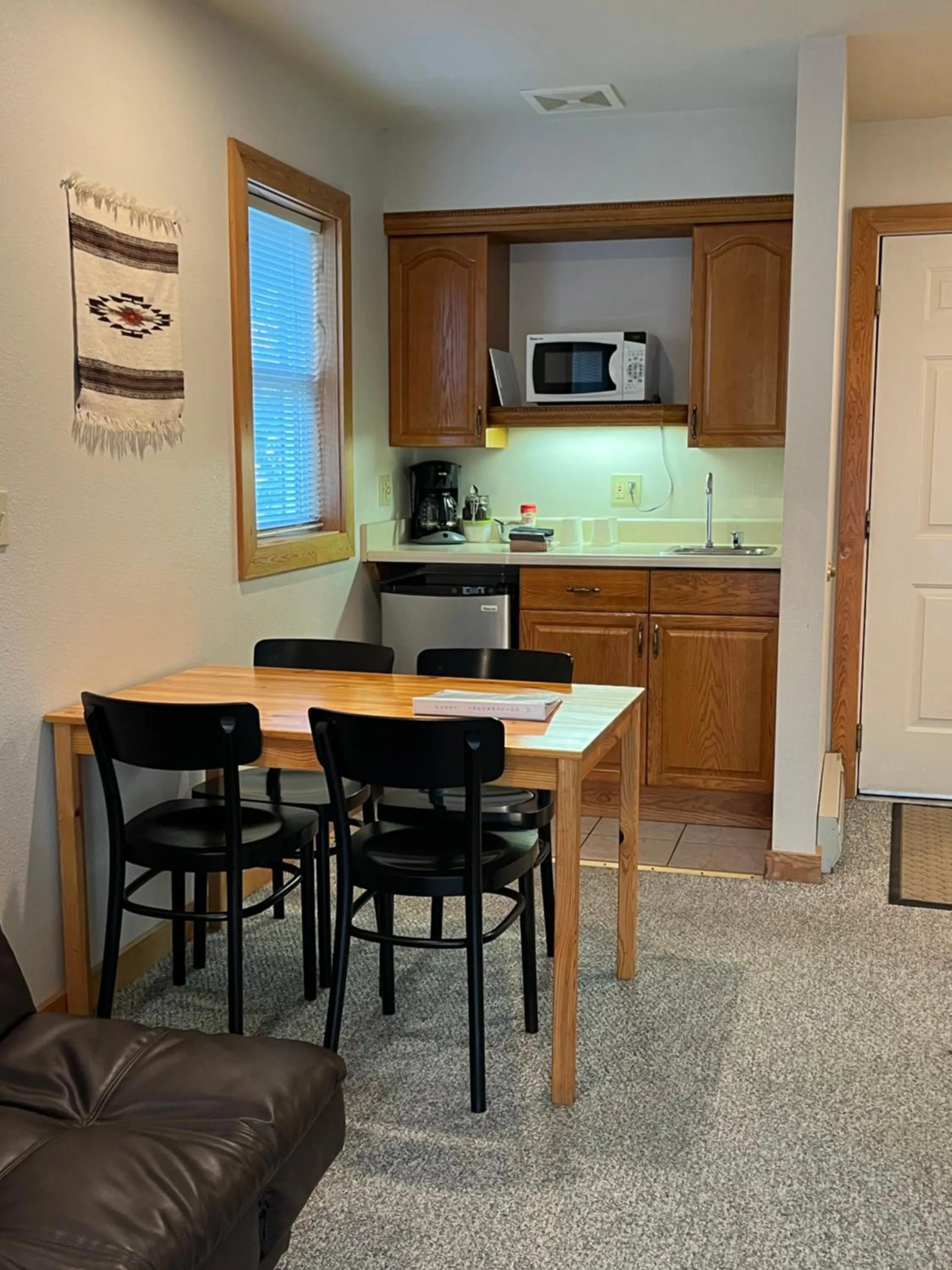 Kitchen or kitchenette in River Run Inn
