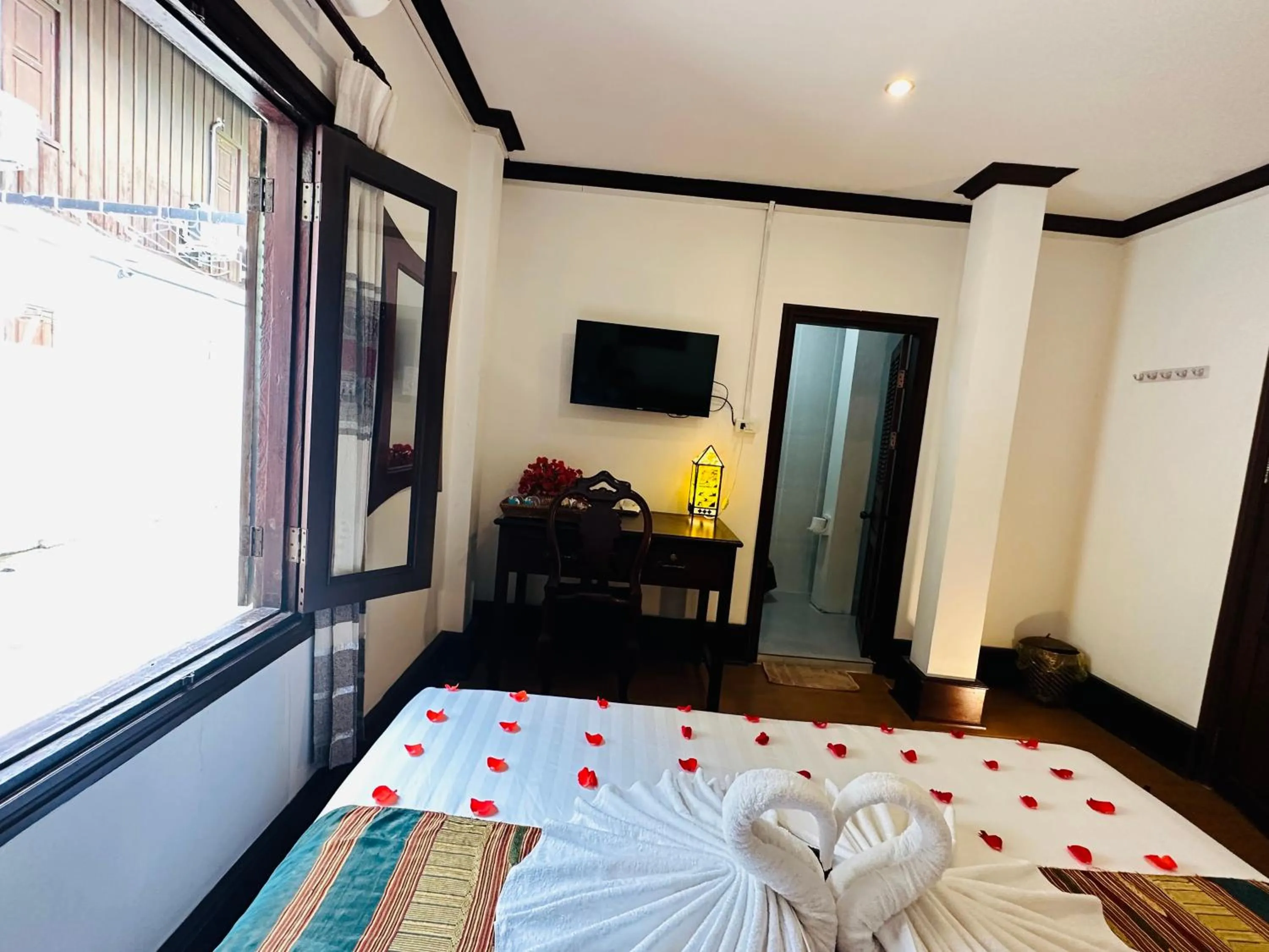 Communal lounge/ TV room, Bed in Thatsaphone Hotel