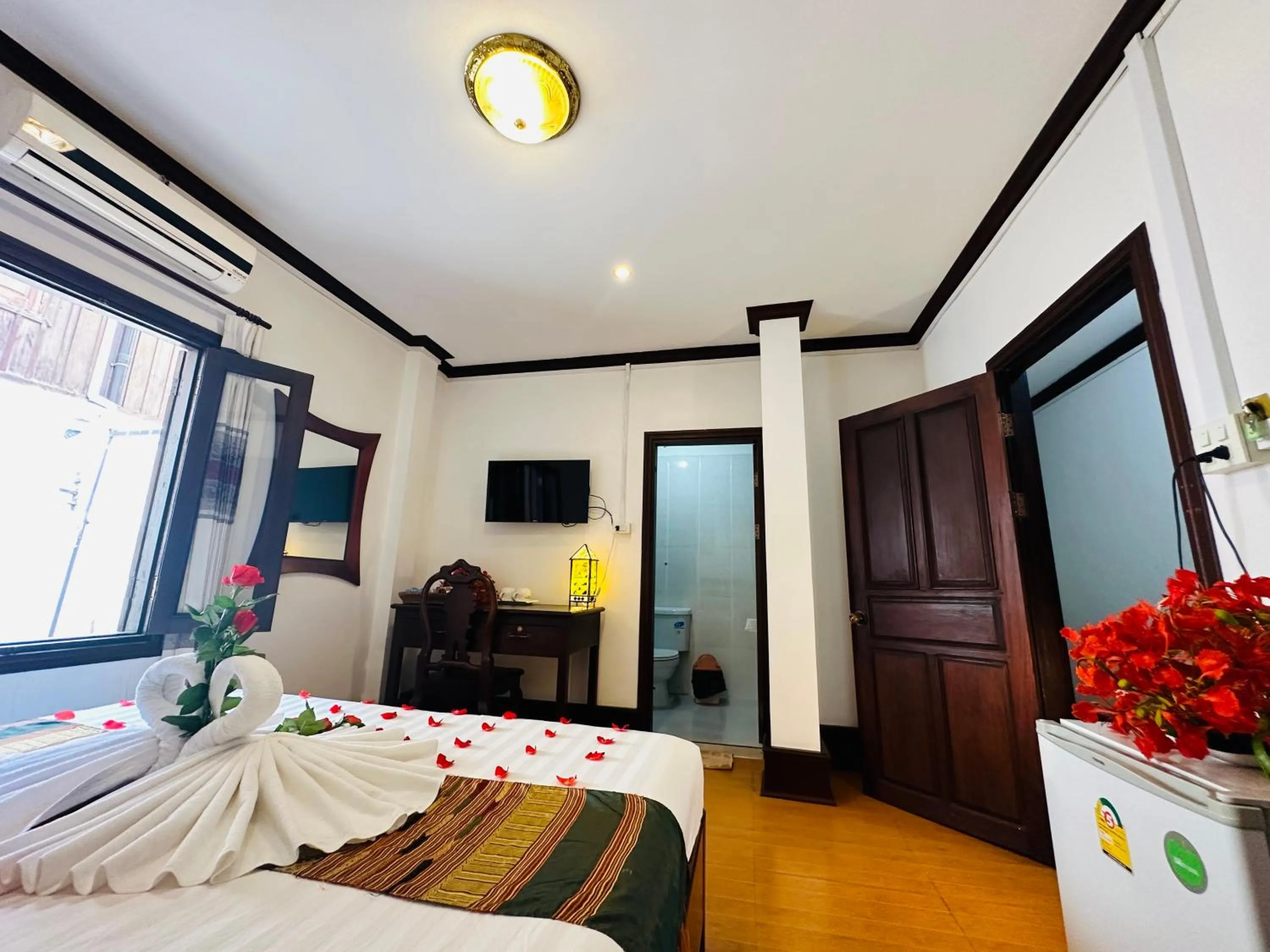 Communal lounge/ TV room, Bed in Thatsaphone Hotel