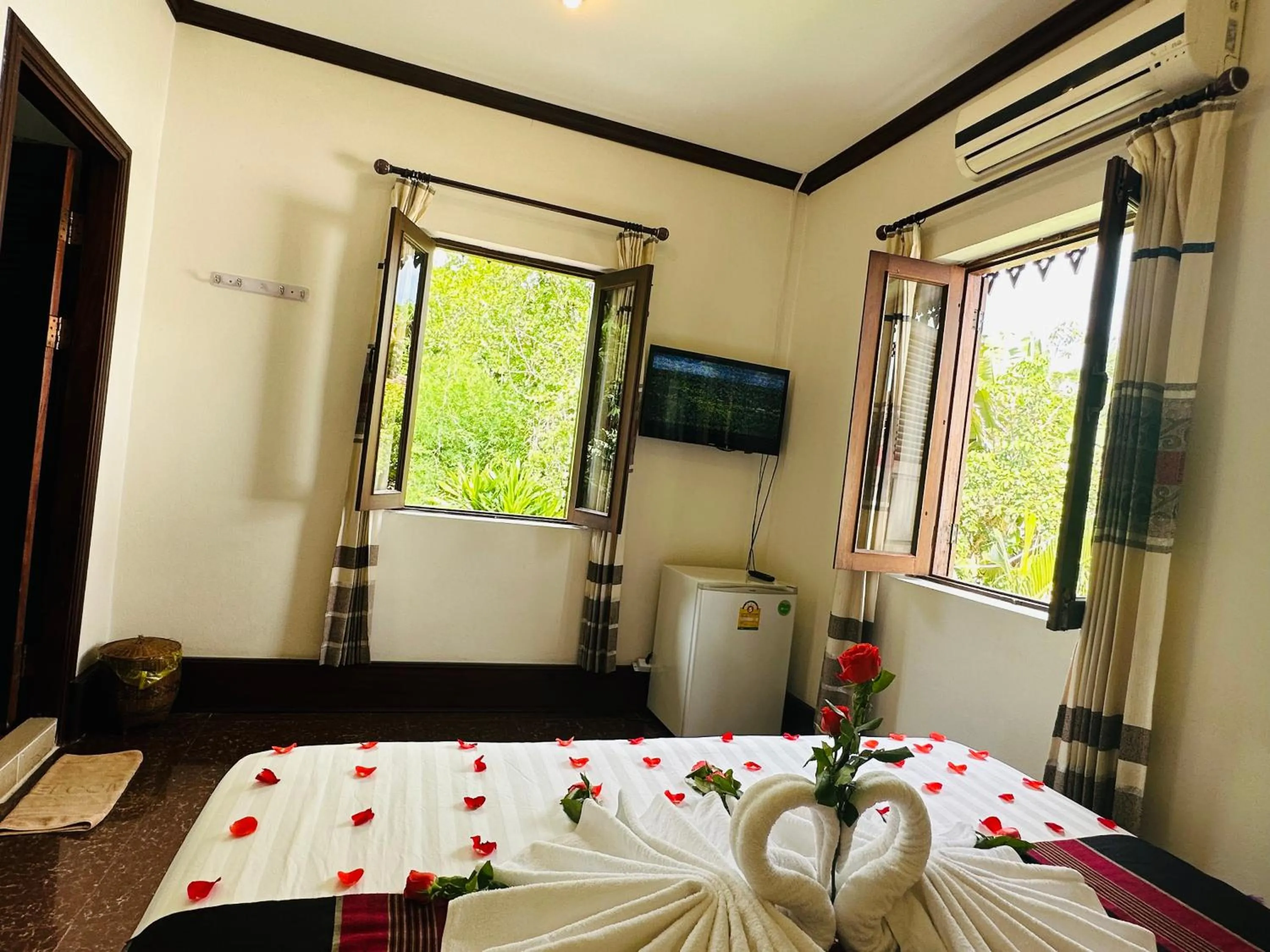 Communal lounge/ TV room in Thatsaphone Hotel