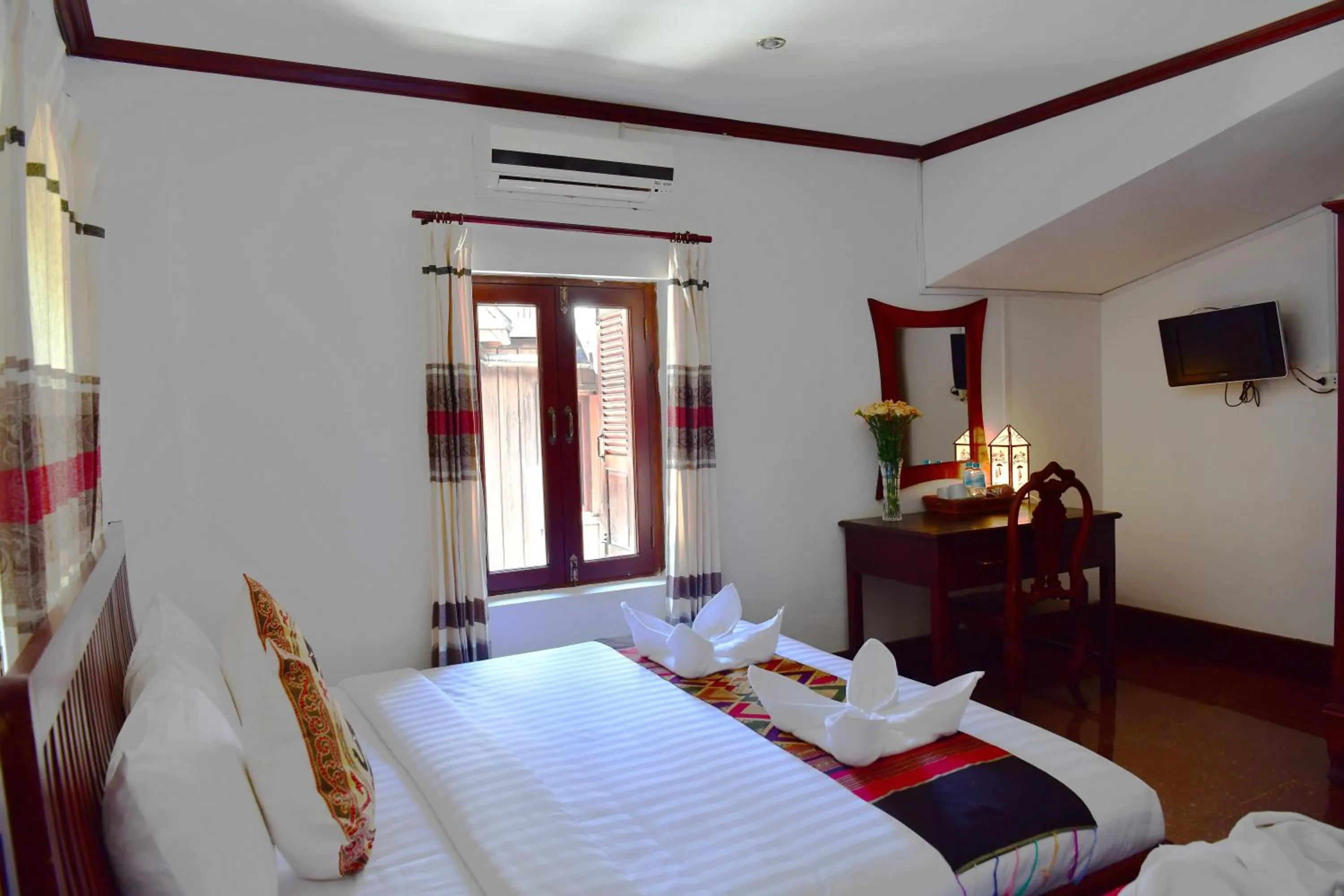 Photo of the whole room, Bed in Thatsaphone Hotel